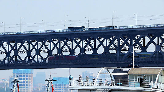4K实拍长江大桥交通视频的预览图