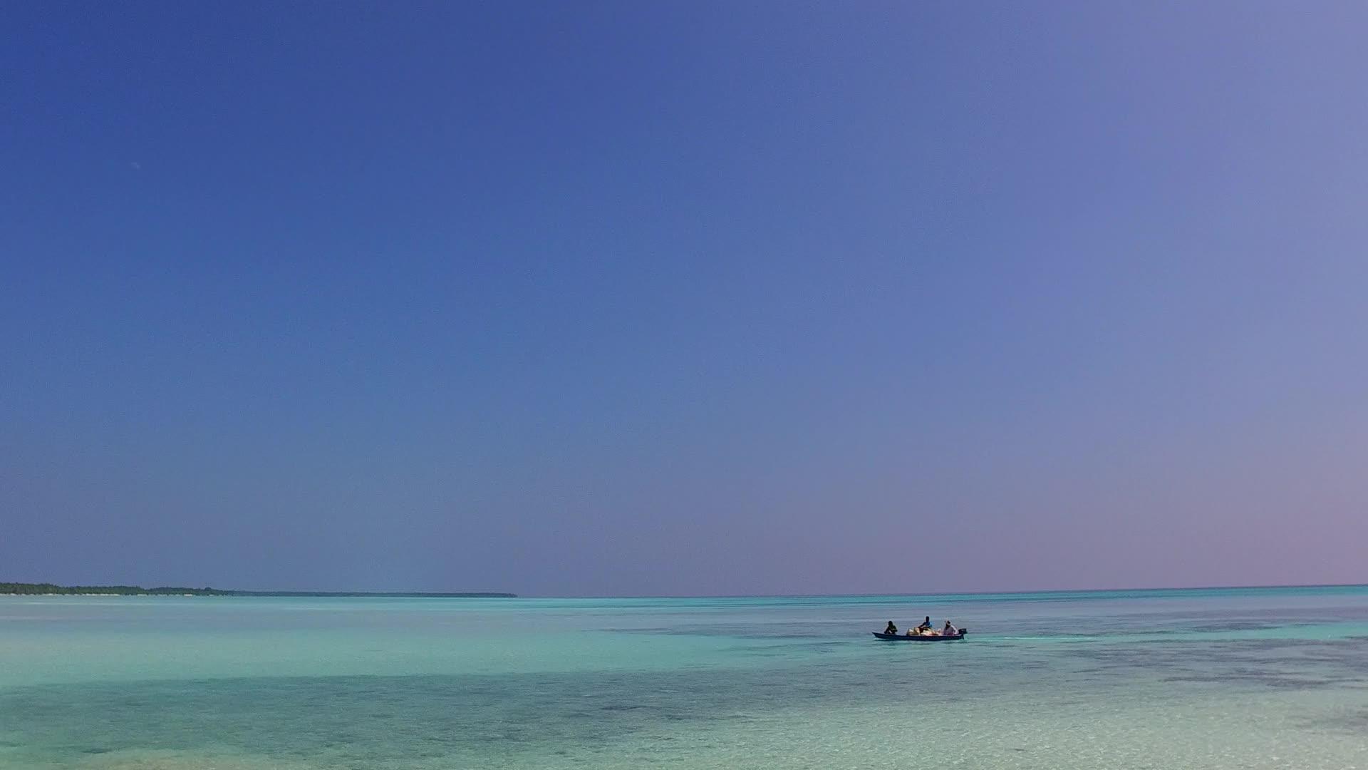 在靠近度假胜地的地方蓝水打破了天堂湾海滩的宽角视频的预览图