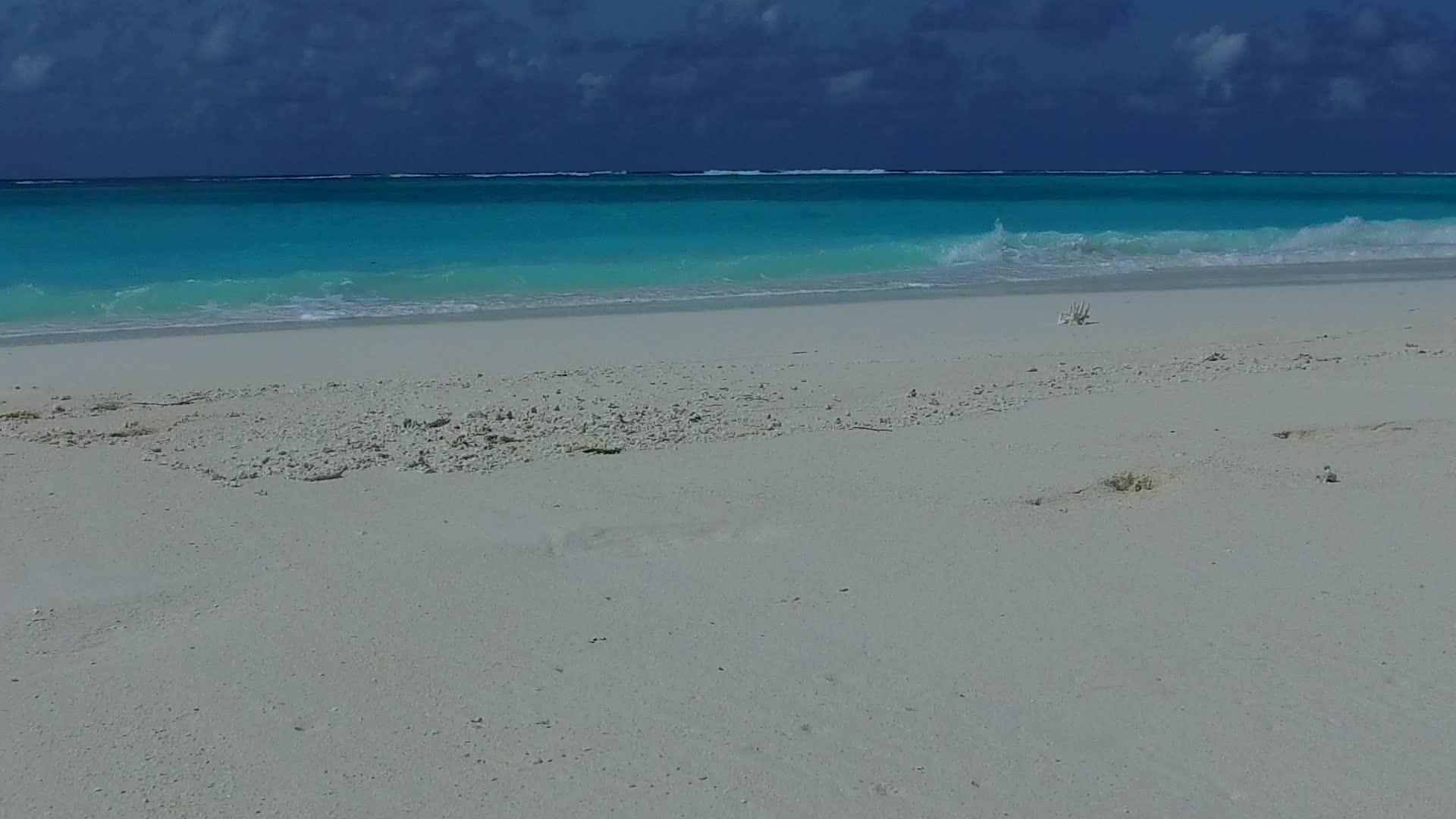 海平面和海浪附近的白色沙滩背景阳光明媚视频的预览图