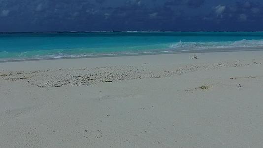 海平面和海浪附近的白色沙滩背景阳光明媚视频的预览图