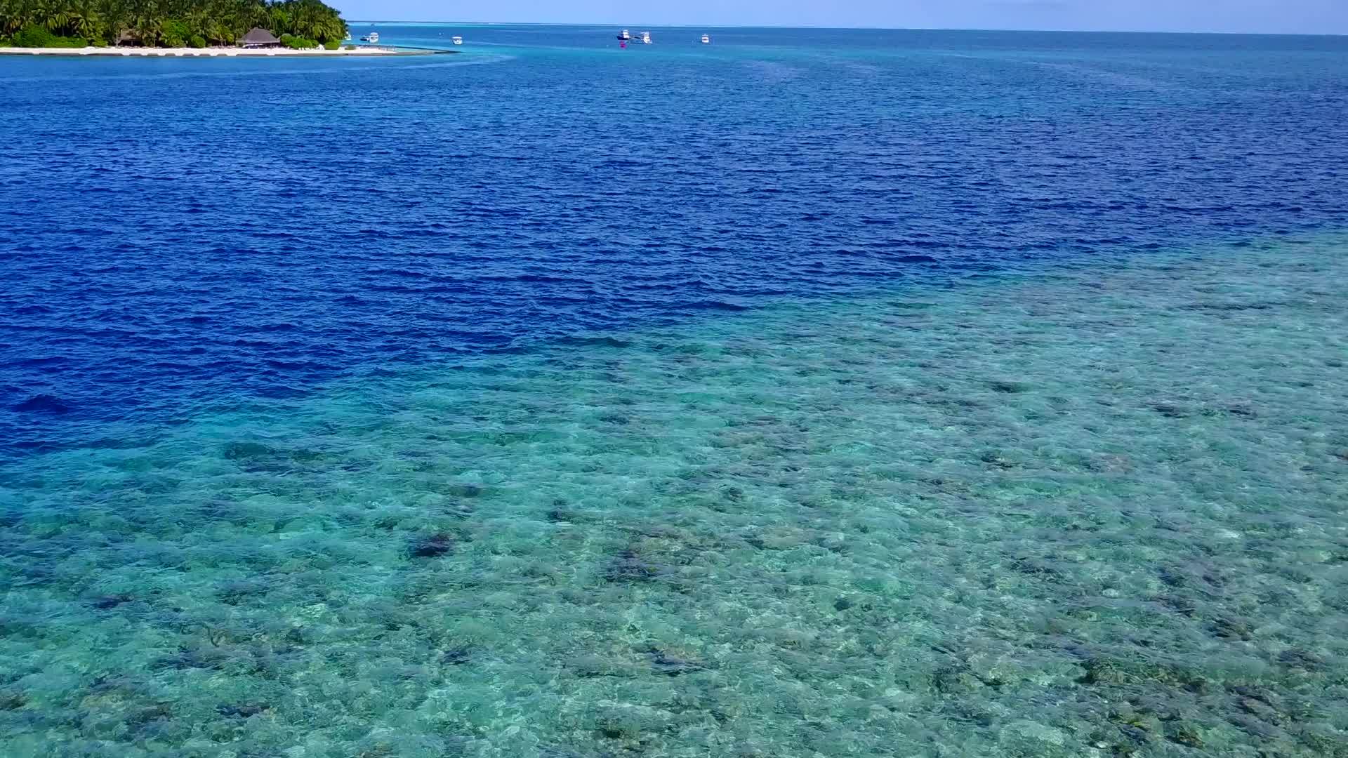 在海滩附近的蓝绿色水和白色沙滩背景下进行豪华海岸旅行视频的预览图