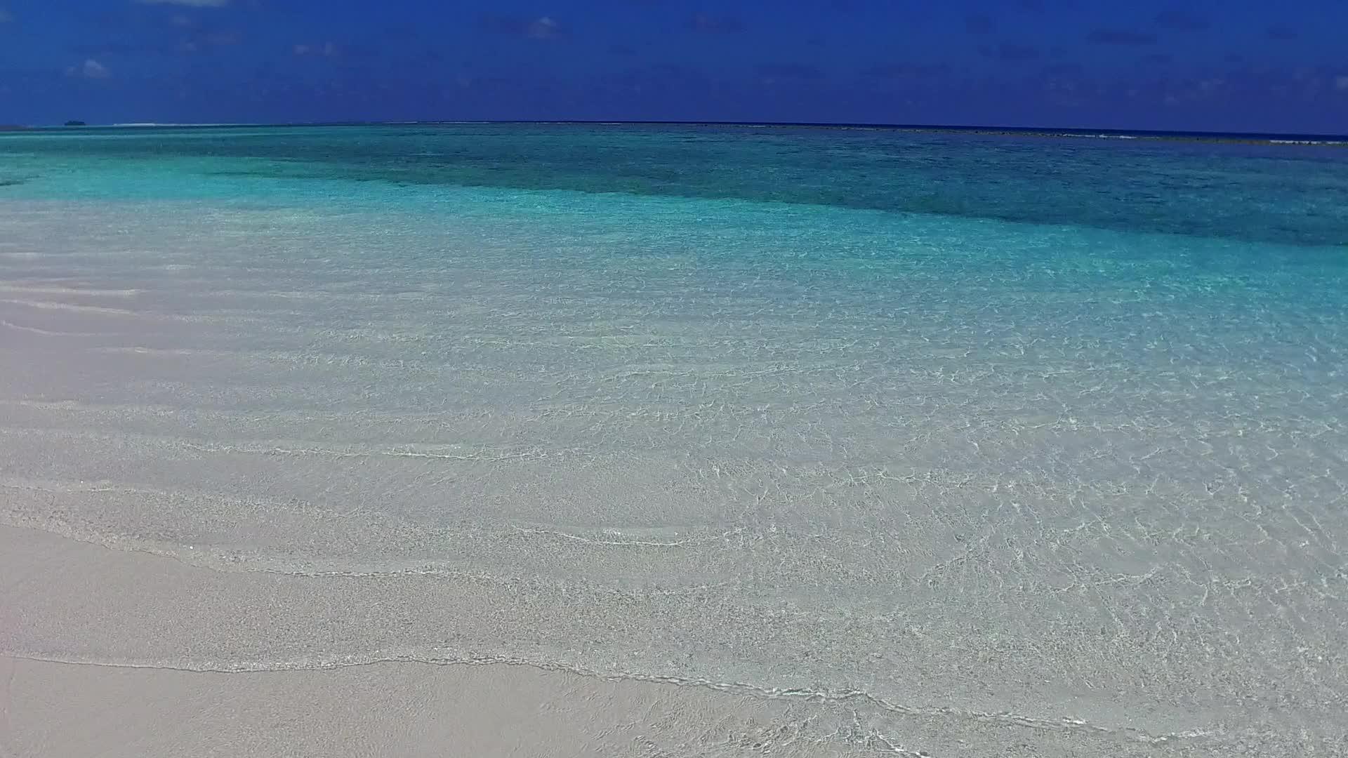 复制度假村附近的白沙背景蓝色泻湖完美的海岸海滩度假空间视频的预览图