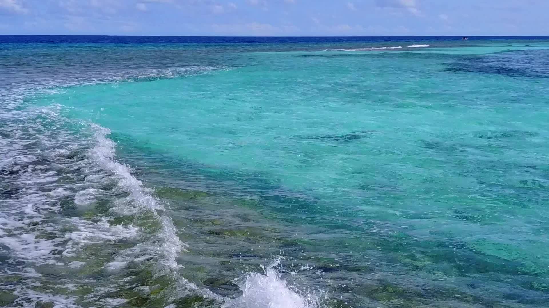 夏季海洋海岸海滩探险由蓝海进行其白沙背景为近波浪视频的预览图