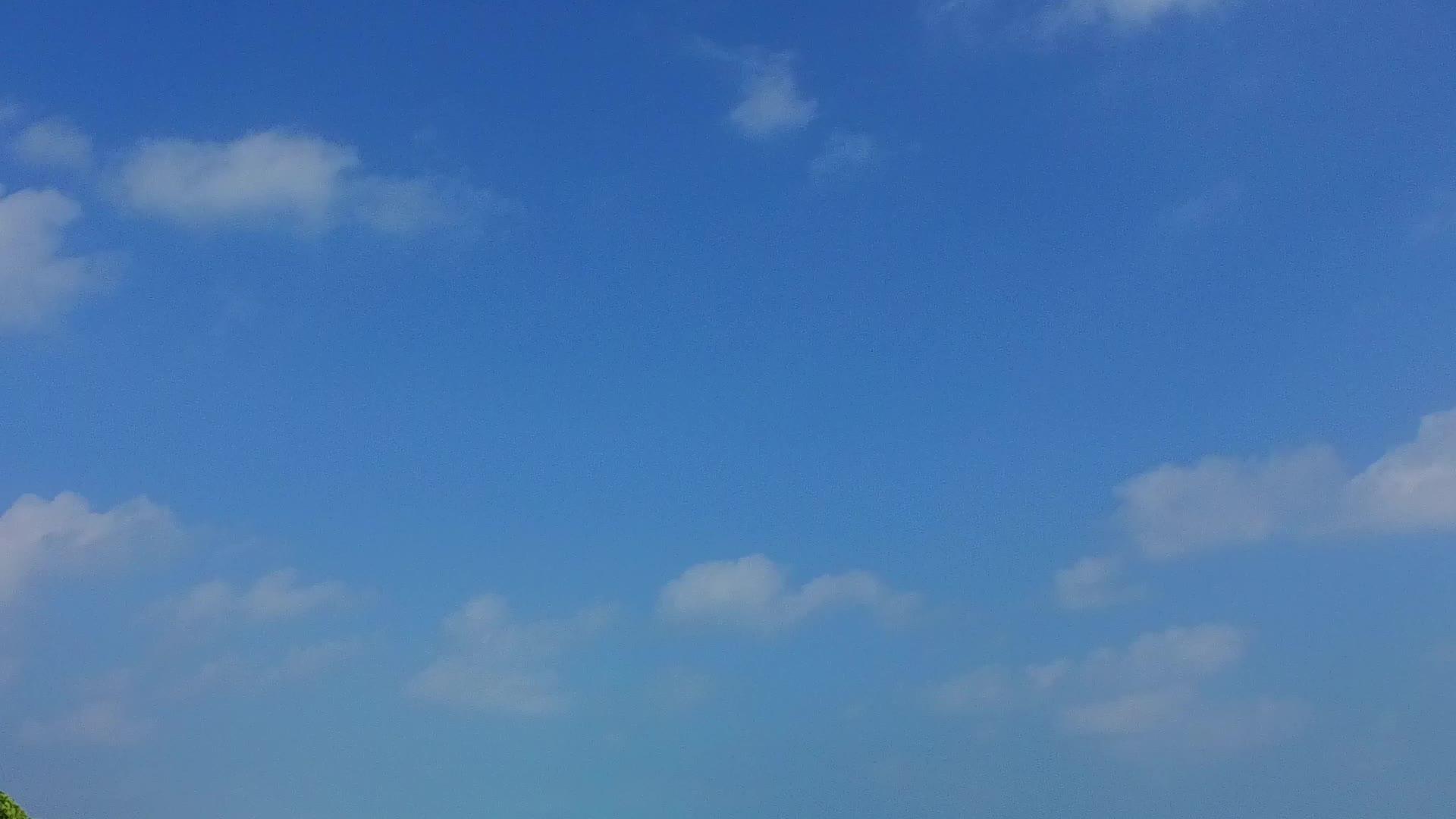 沙洲附近白沙背景蓝海完美泻湖海滩时间夏季纹理视频的预览图