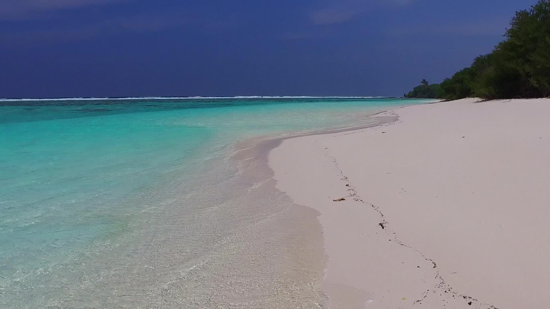 安静的海边野生透明的环礁湖和日出后的白色海滩背景视频的预览图
