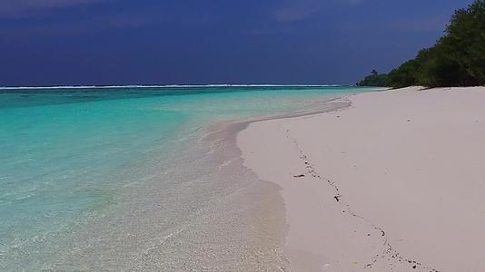 安静的海边野生透明的环礁湖和日出后的白色海滩背景视频的预览图