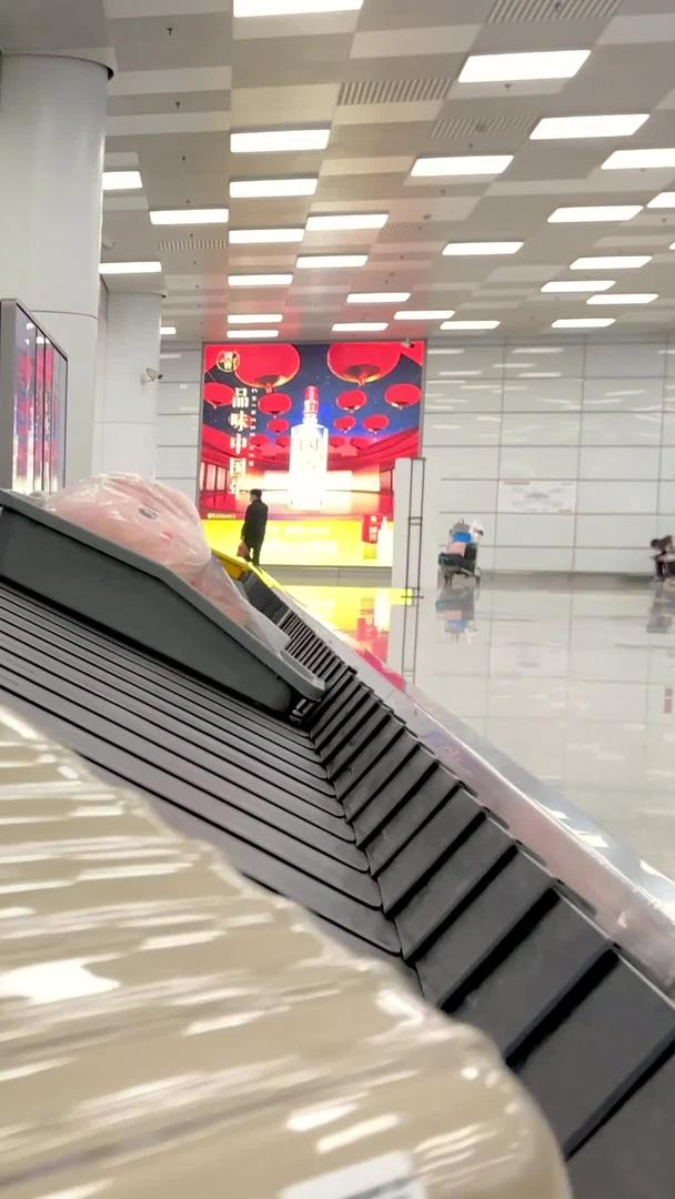 机场航站楼行李提取传送带上的行李箱视频的预览图