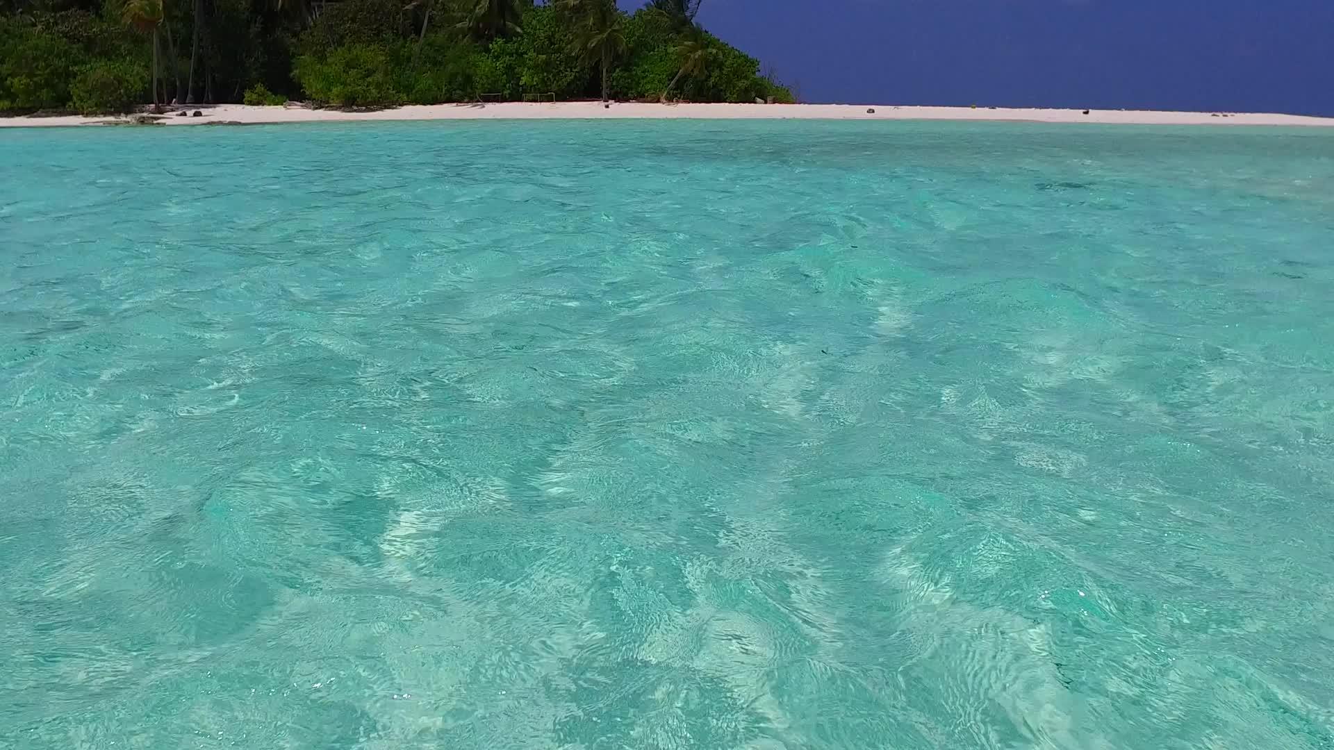 天堂环礁湖海滩之旅以蓝海洋和波浪附近的白沙为背景视频的预览图
