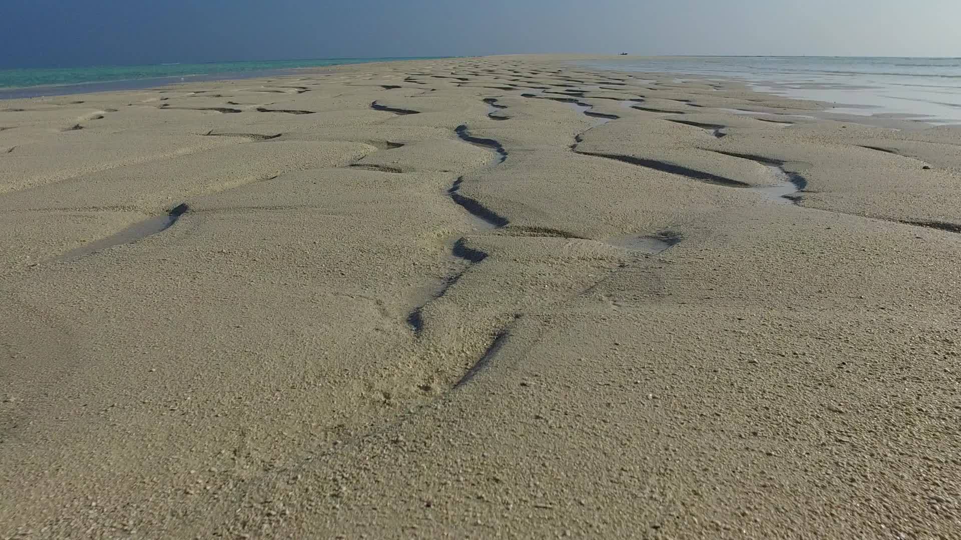 阳光明媚的豪华海滩旅游视频的预览图