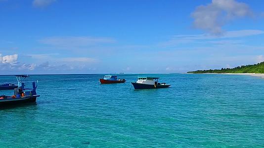 蓝绿环礁和沙滩附近的白沙背景阳光明媚旅游美丽视频的预览图