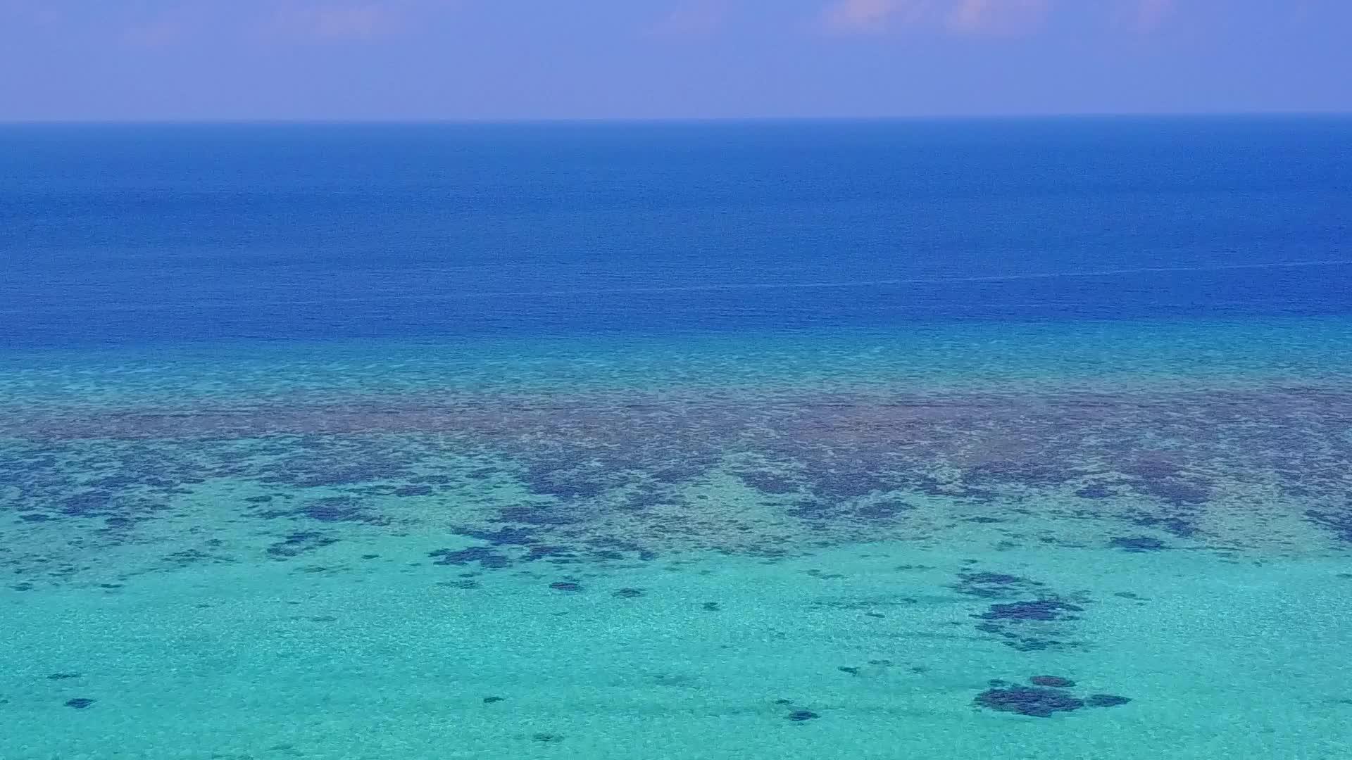 蓝色的海洋和棕榈树在白色的海洋和棕榈树视频的预览图