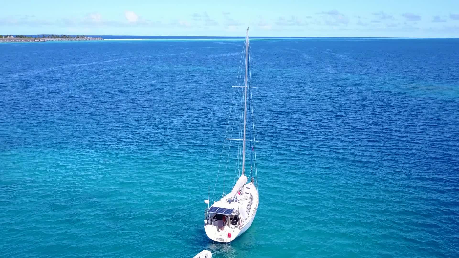 在珊瑚附近有白色的沙色背景水蓝色的环礁湖阳光明媚松弛视频的预览图