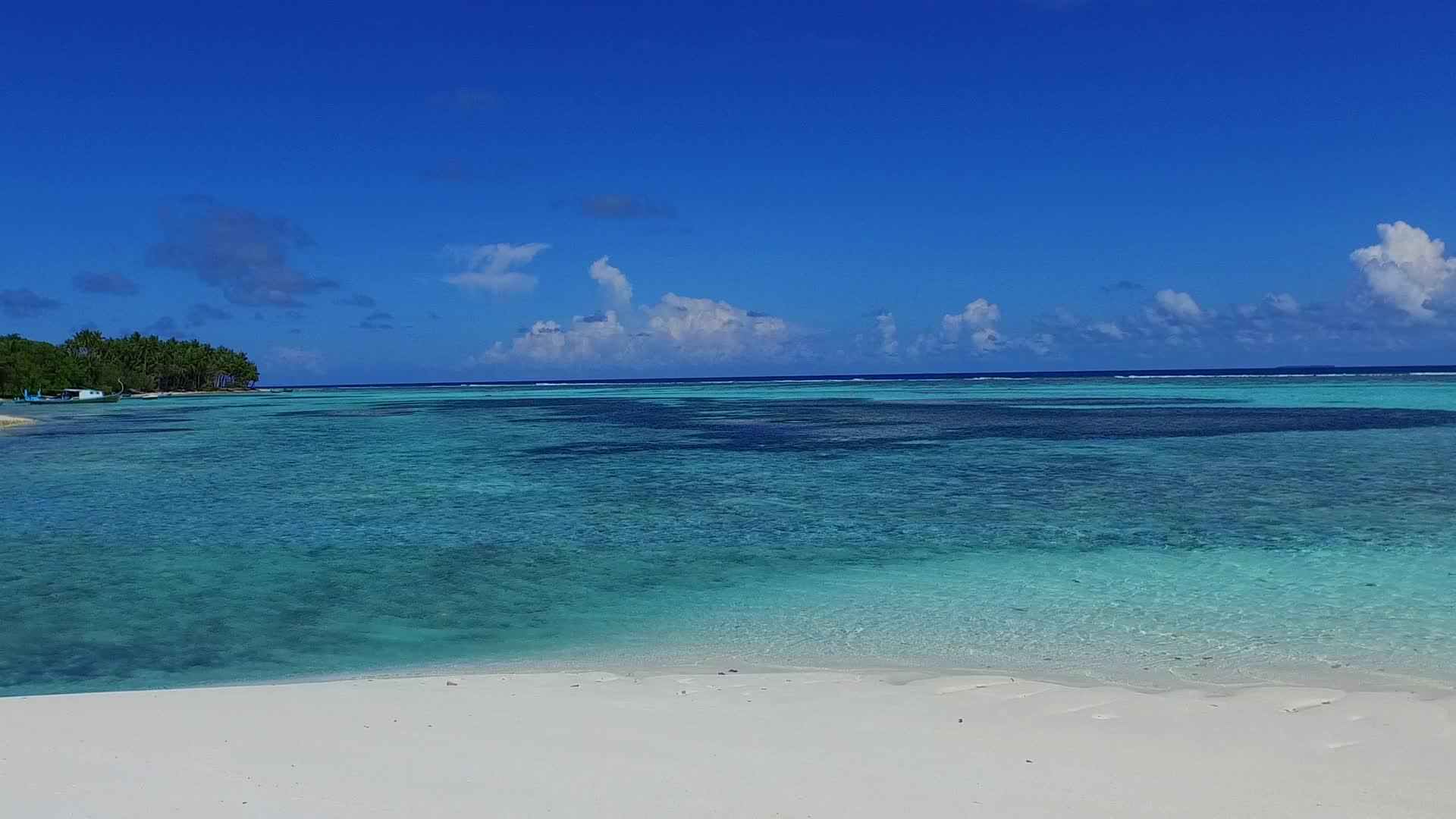 奇怪的浪漫在海滩上度假时珊瑚礁附近有白沙背景视频的预览图