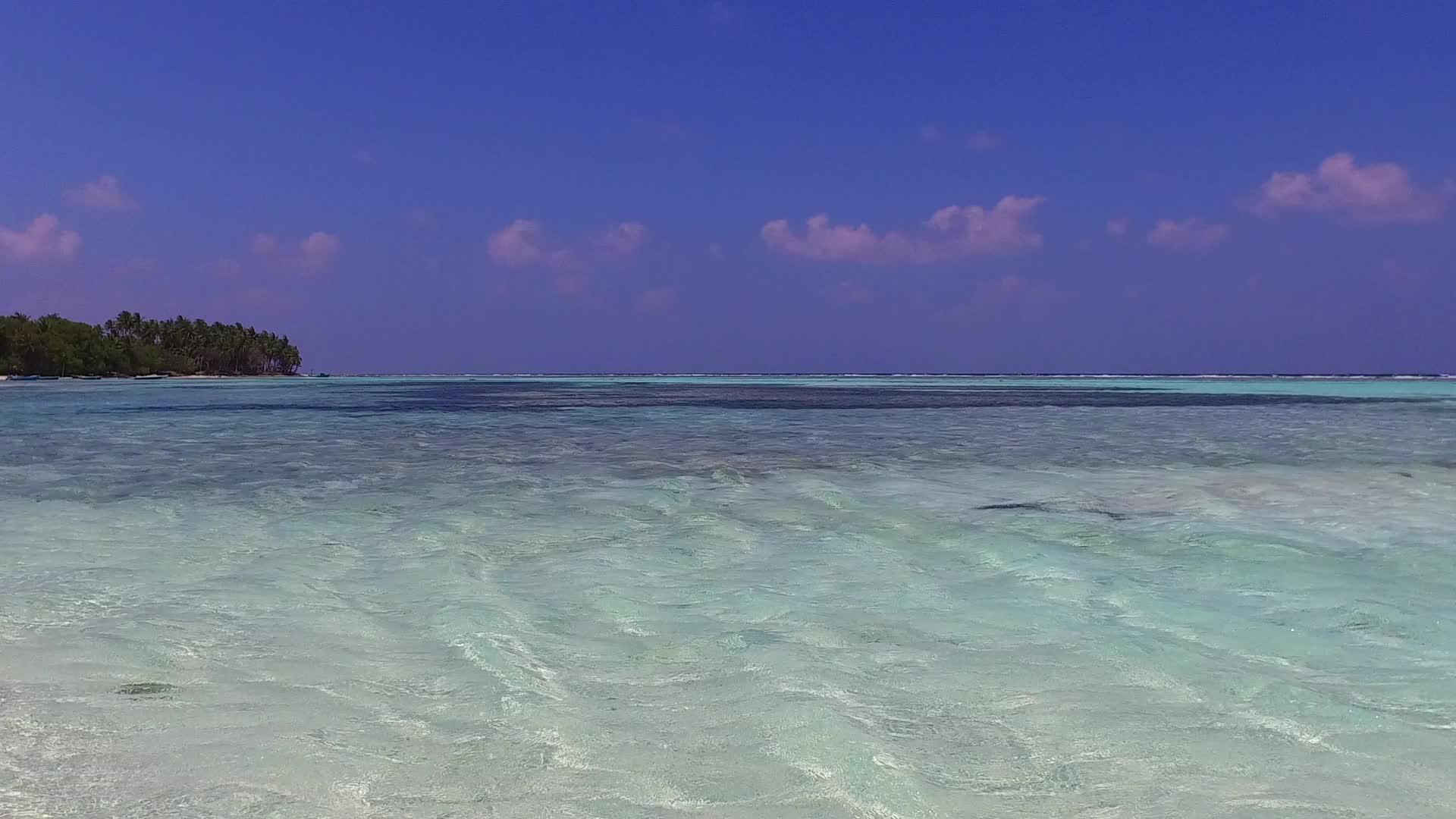 度假村附近有白沙背景的浅海宁静岛屿视频的预览图