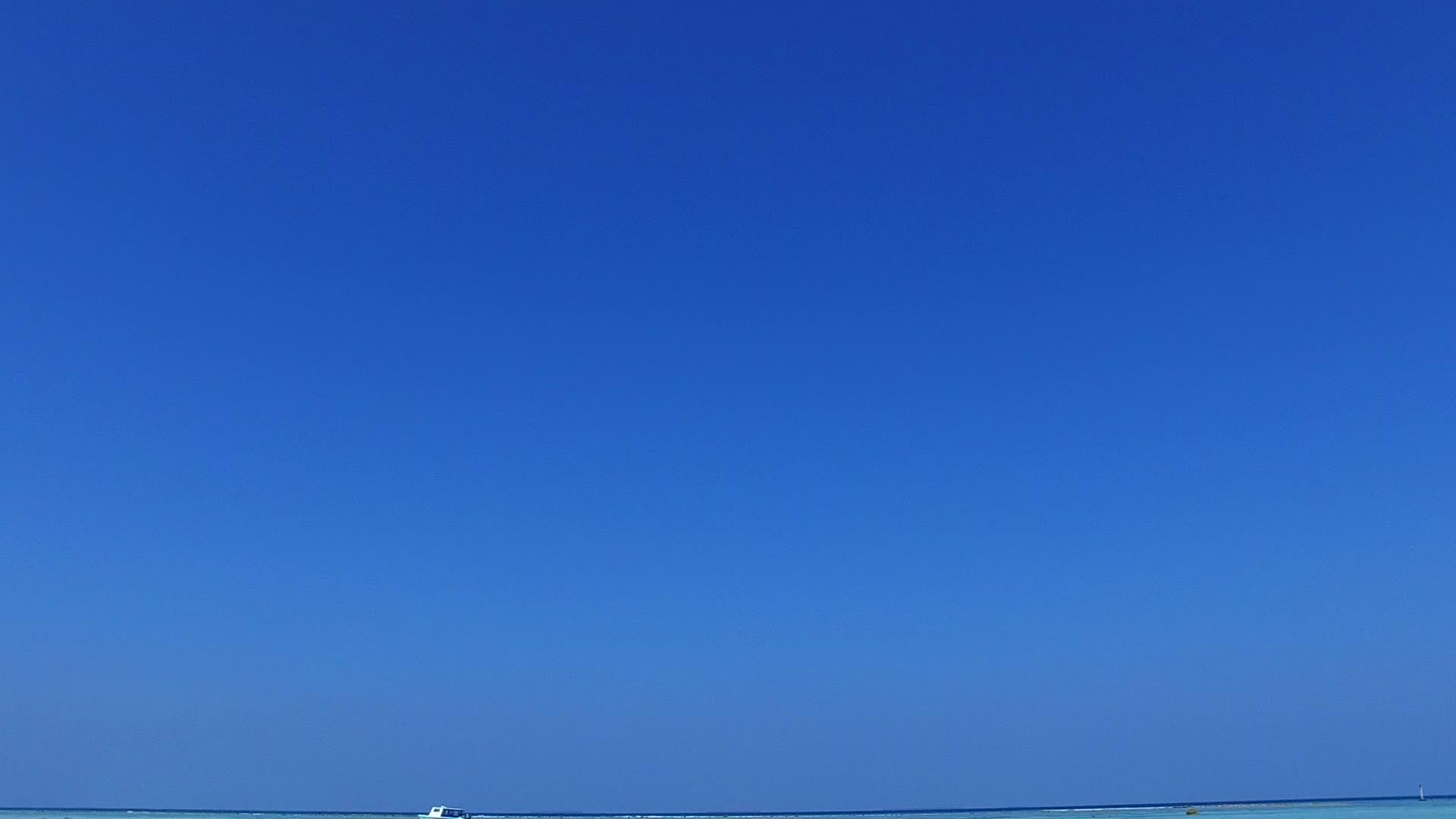 美丽的度假胜地海滩旅游沿着蓝色的绿色海洋旅游阳光下有白色视频的预览图