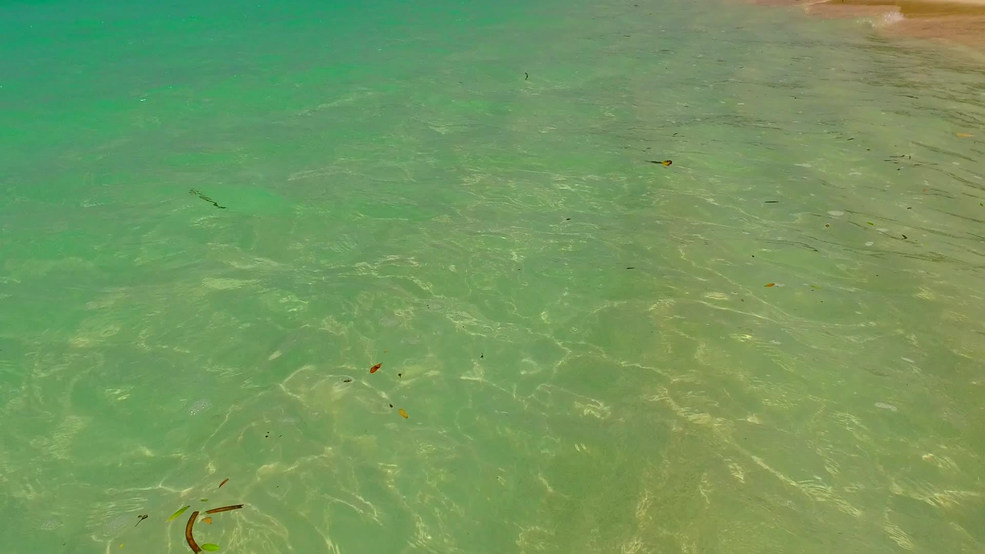 以蓝水和沙巴附近的白色沙滩为例打破海滩背景的白色沙滩视频的预览图