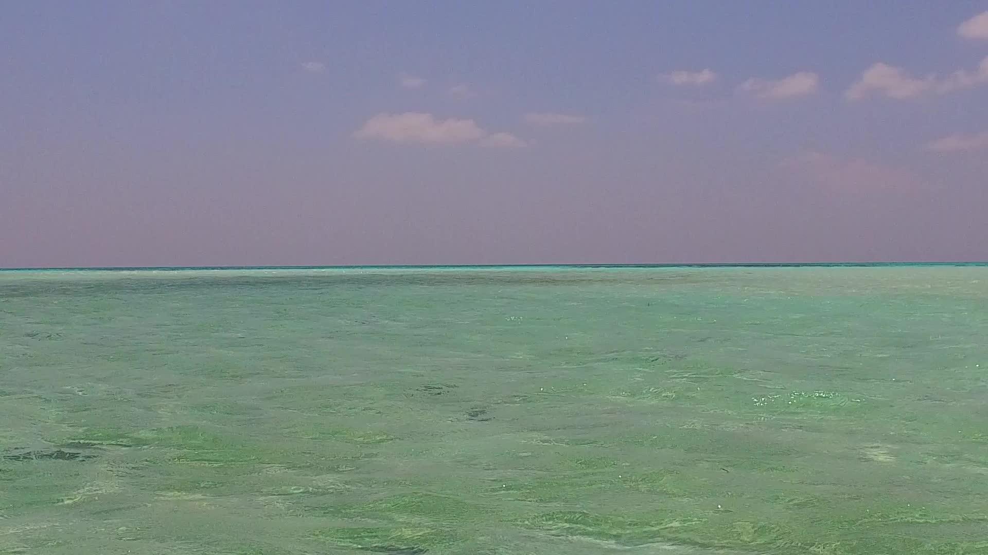 沙洲附近的白沙背景蓝色泻湖海洋度假海滩温暖旅游视频的预览图