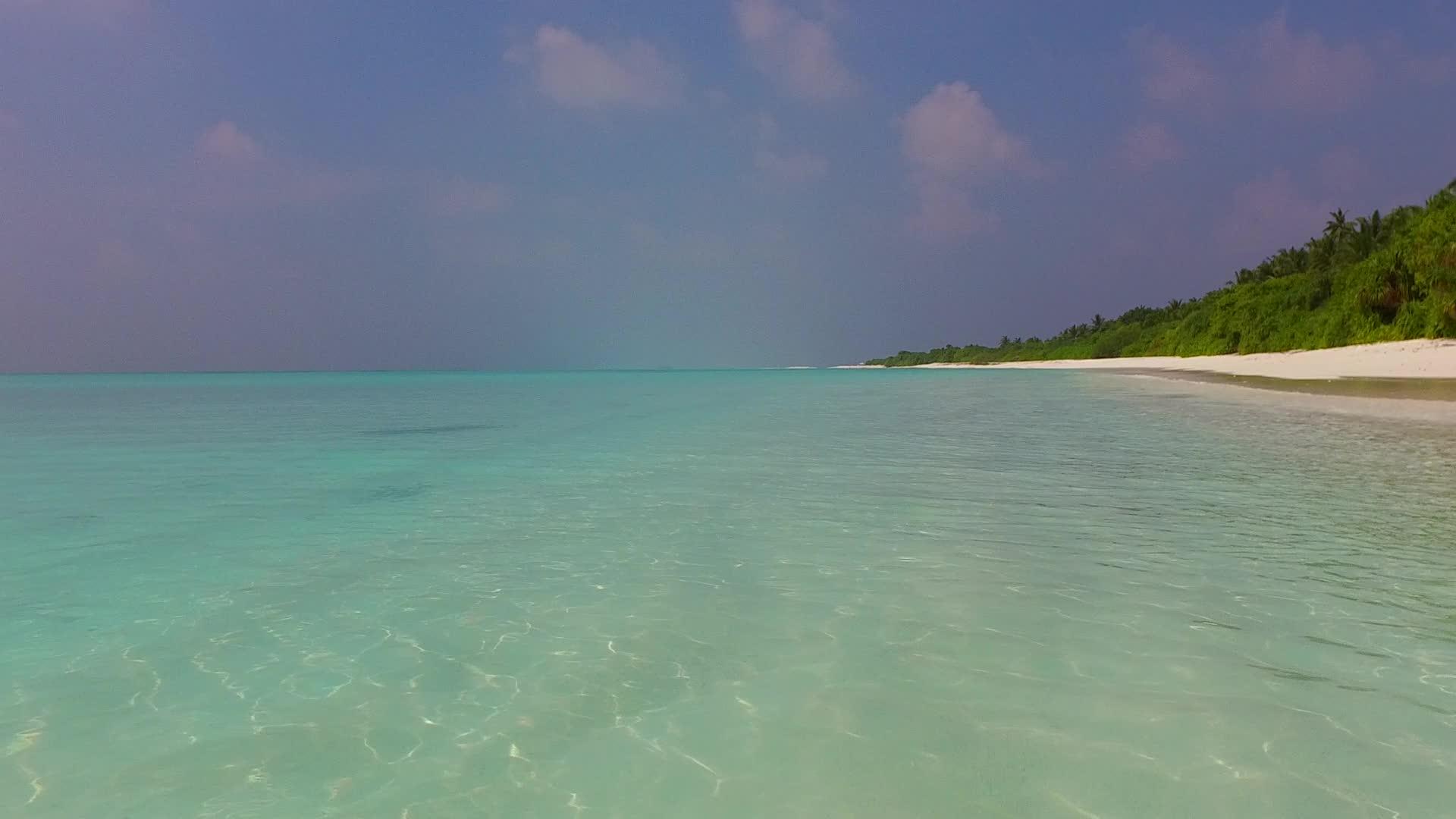 天堂海滩航阳光下以白色沙滩为背景的蓝色水域航行视频的预览图