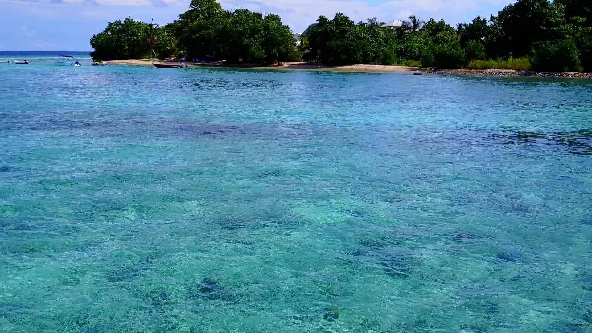 在美丽的海岸海滩上旅行在珊瑚礁附近有一个干净的旅程视频的预览图