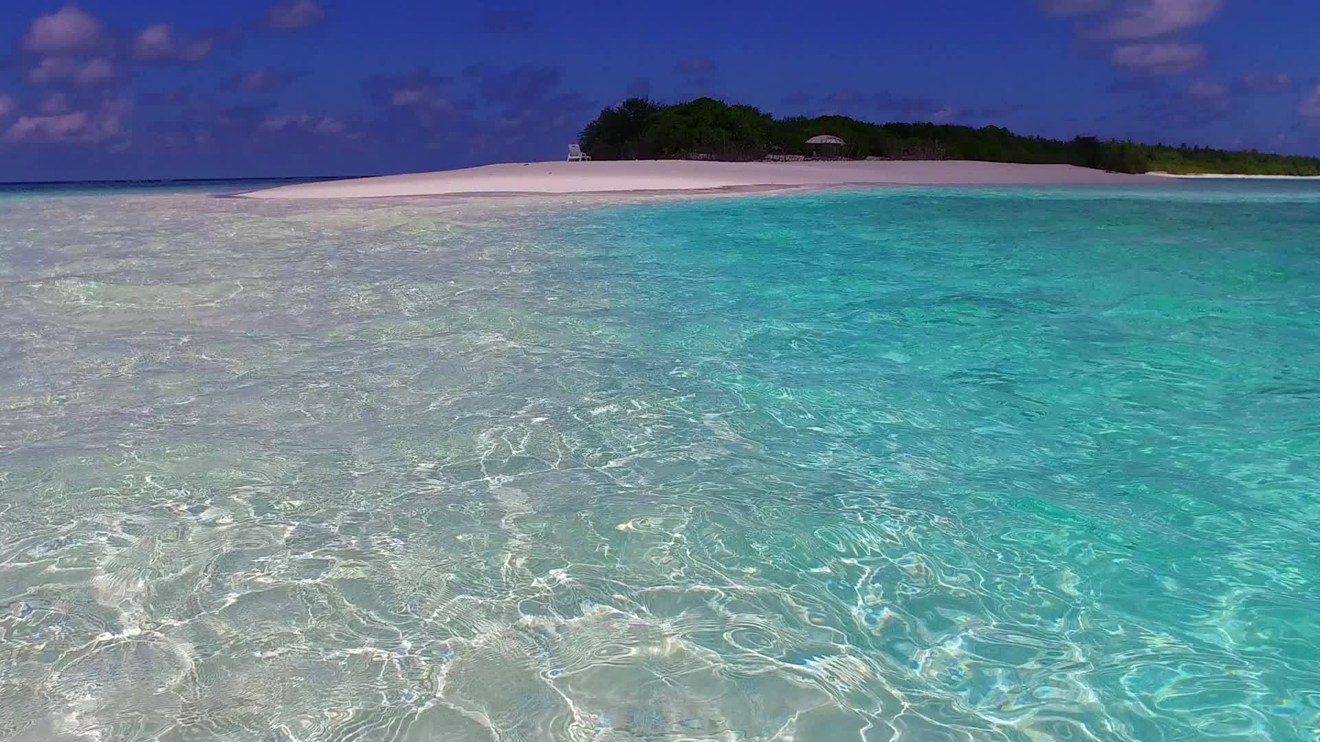 在珊瑚礁附近有白色沙尘背景的安静海岸线的浪漫纹理视频的预览图
