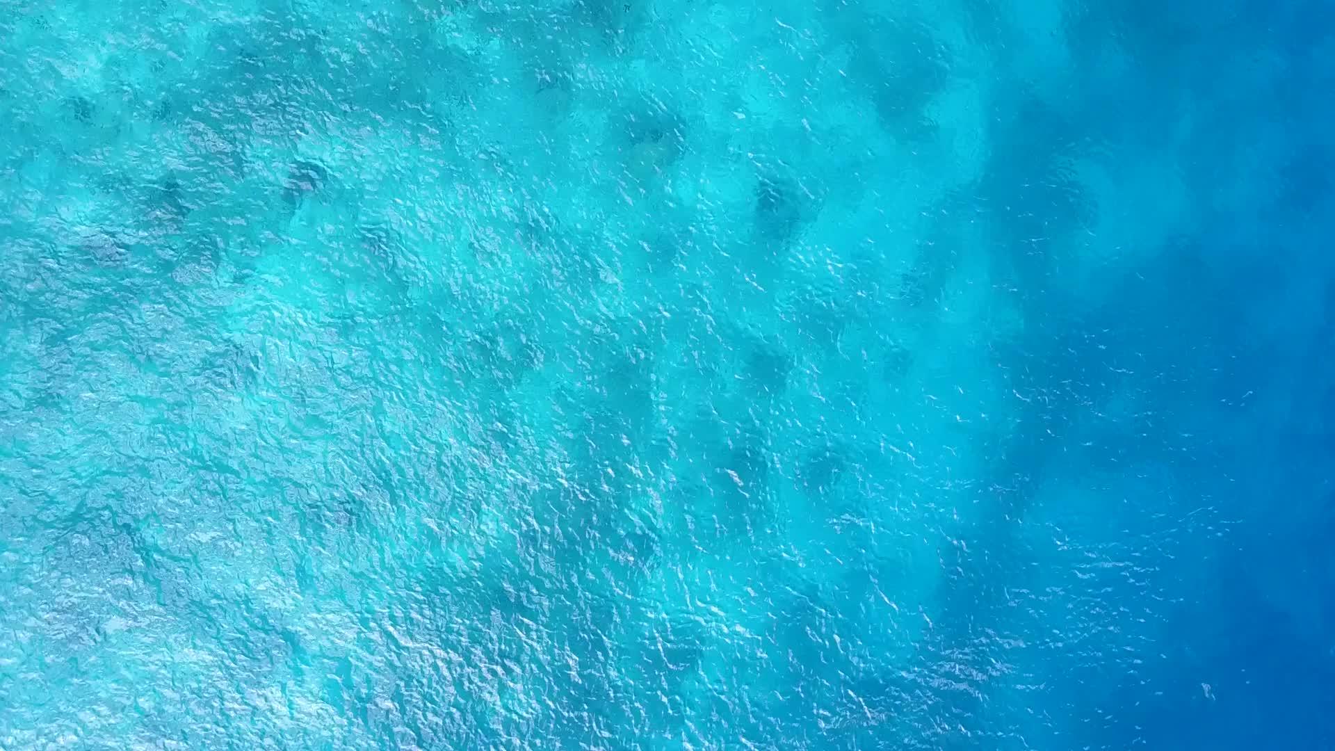 在清澈的海水和白色海水和白色海滩背景下的异国情调度假视频的预览图