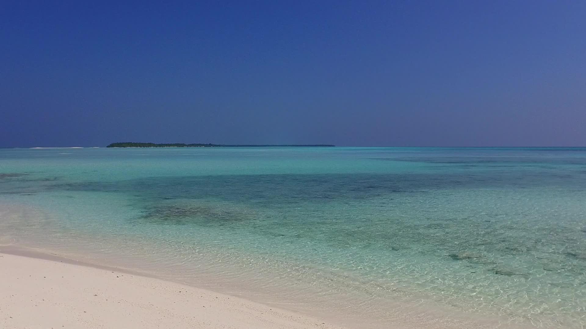 美丽的泻湖海滩以绿松石海洋和沙洲附近的白沙为背景视频的预览图