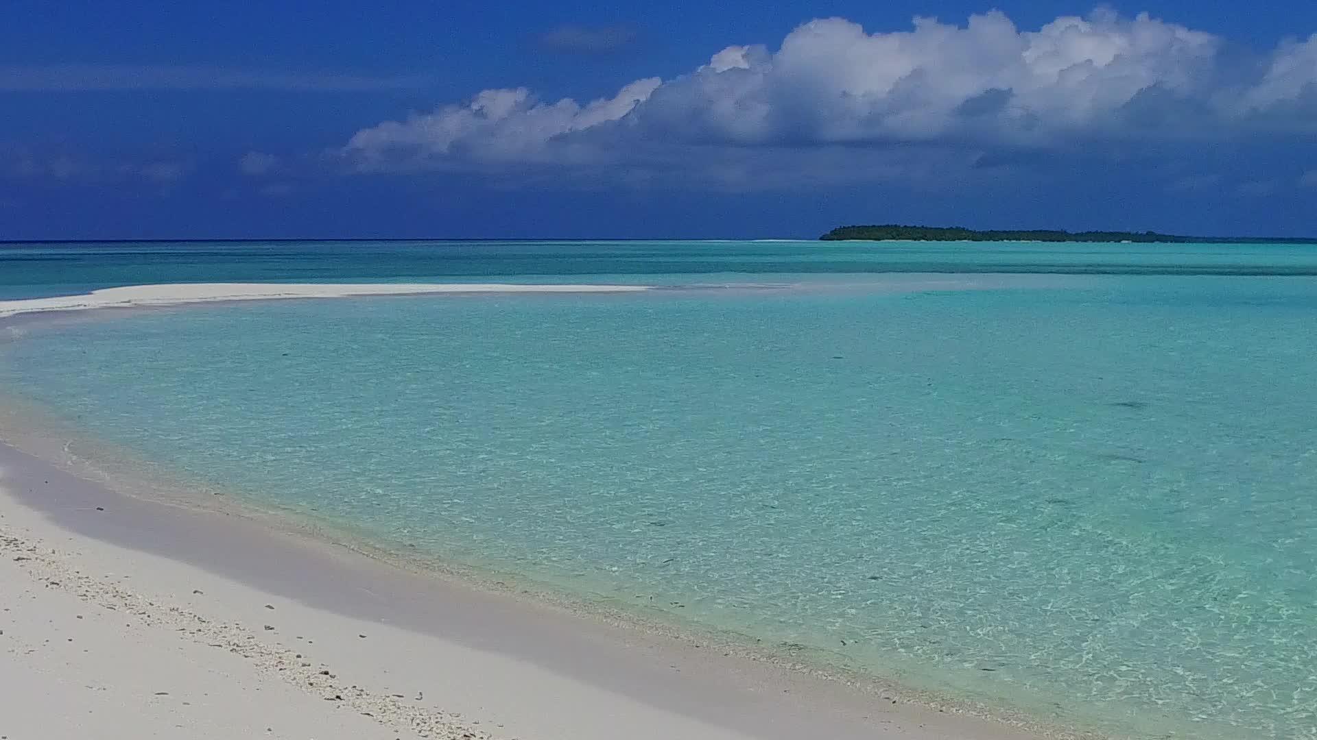 蓝色的海面关闭了完美的度假胜地海滩时间白沙背景接近冲浪视频的预览图