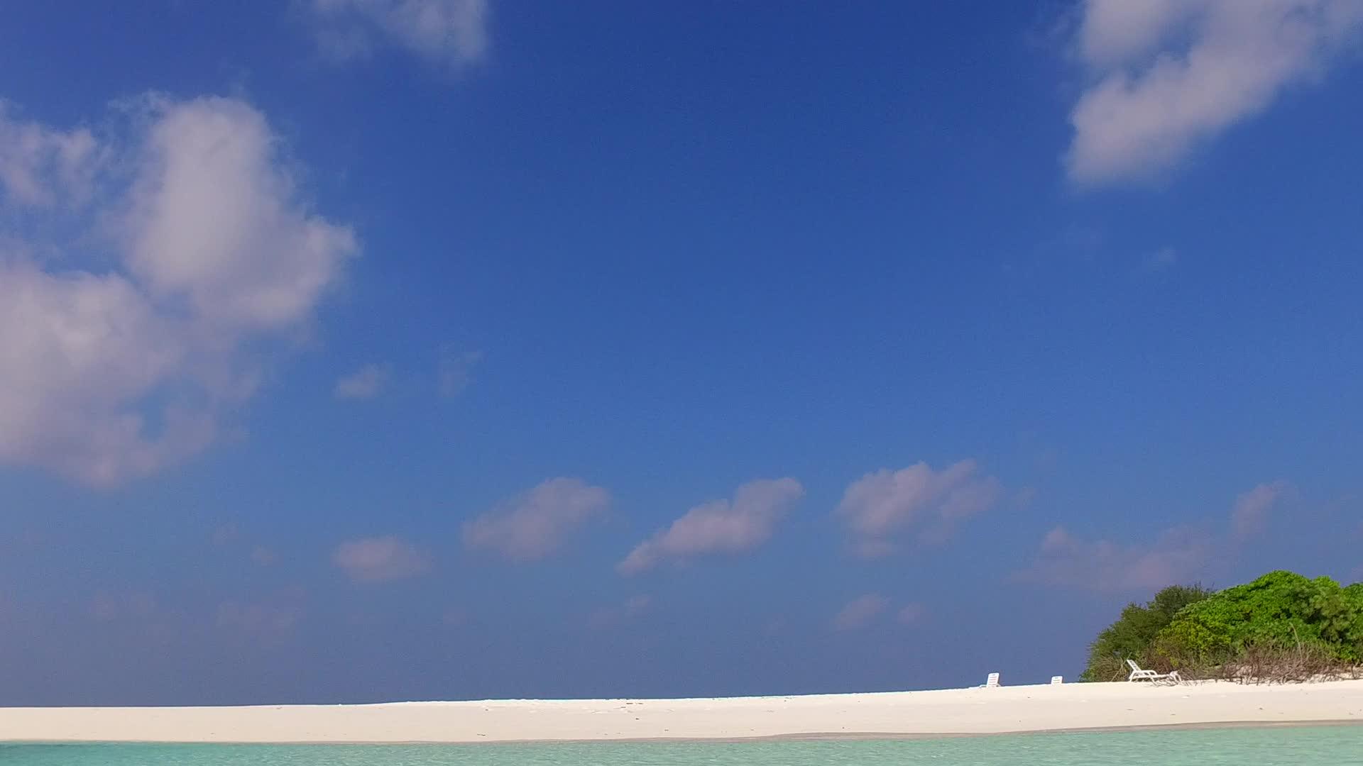 日出后清澈的环礁湖有白色的沙子背景这是天堂岛海滩冒险视频的预览图