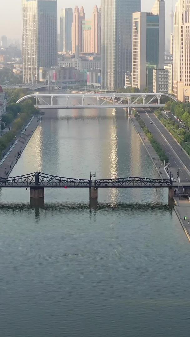 天津城市风景海河上的桥梁和高楼群视频的预览图