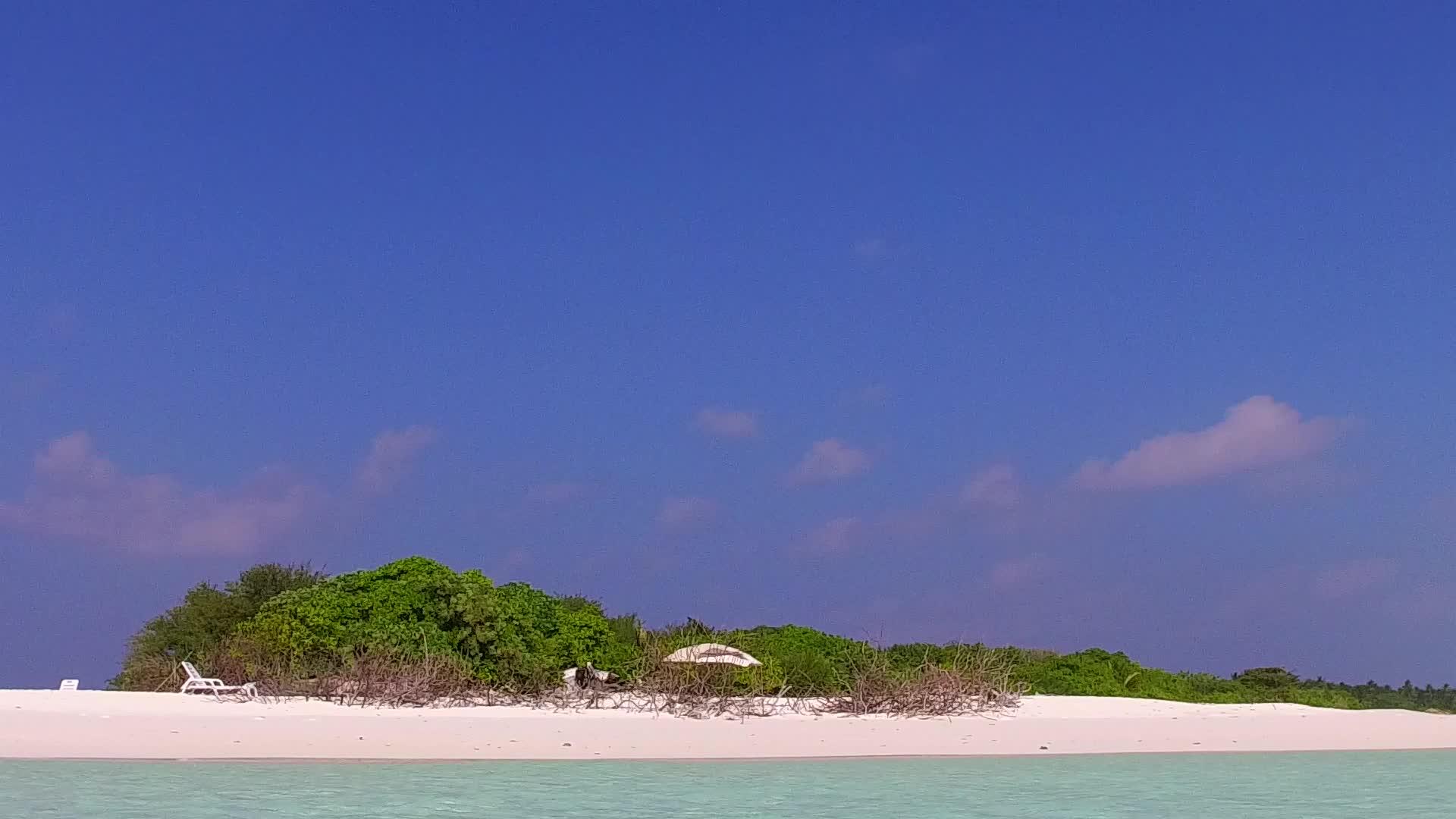 美丽的岛屿海滩因绿色的绿色海洋和波浪附近的温暖旅游而被切断视频的预览图