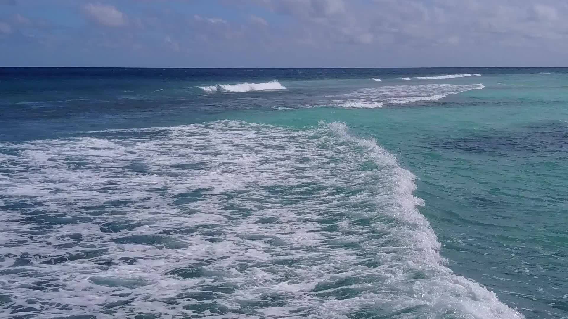 在沙巴附近的透明水和白色沙滩的背景下在平静的海滩之间视频的预览图