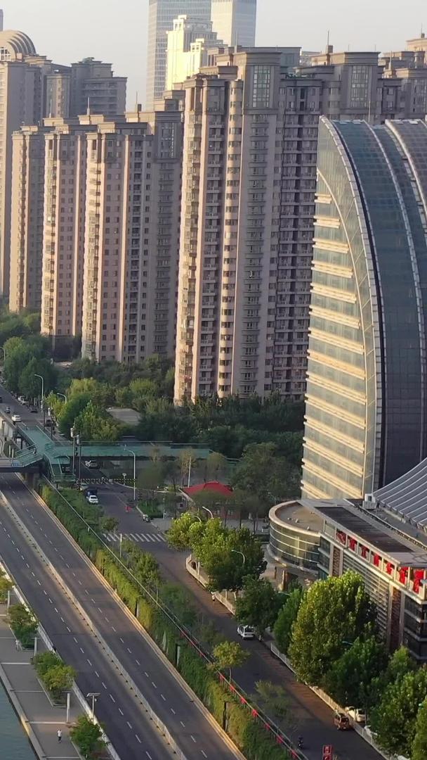 天津城市风景海河上的桥梁和高楼群视频的预览图