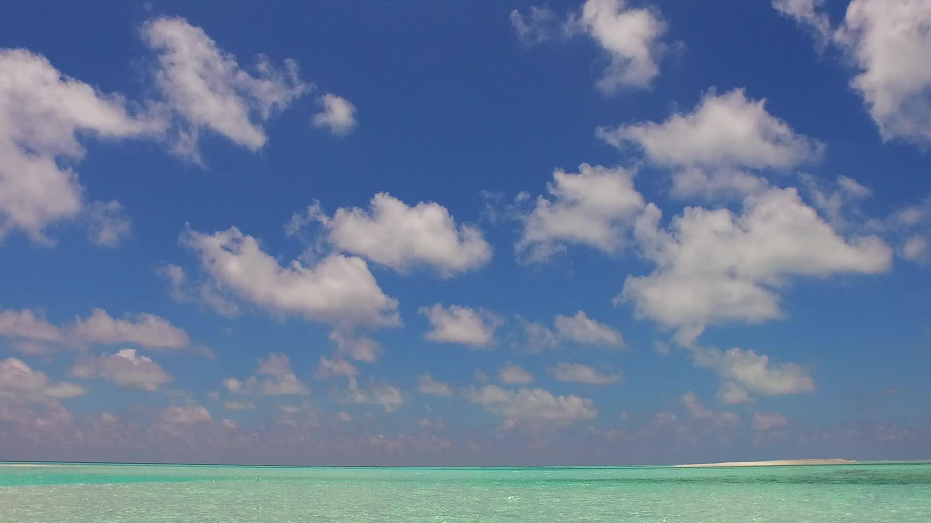 日出后以浅水和白沙为背景的热带环礁湖海滩夏季生活方式视频的预览图