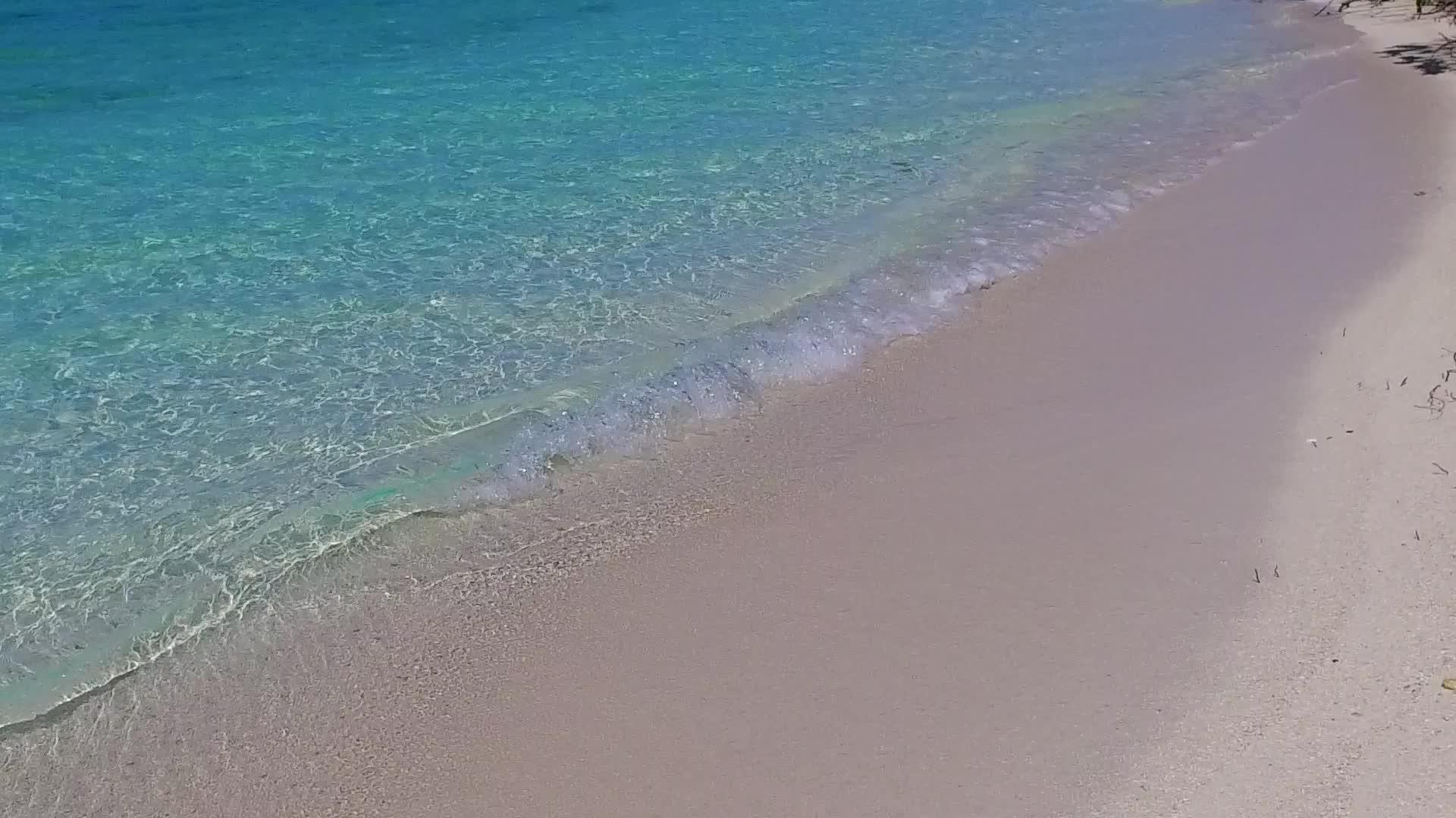 海洋海滩旅游日出后以清环礁湖和白沙为背景的白色浅滩视频的预览图