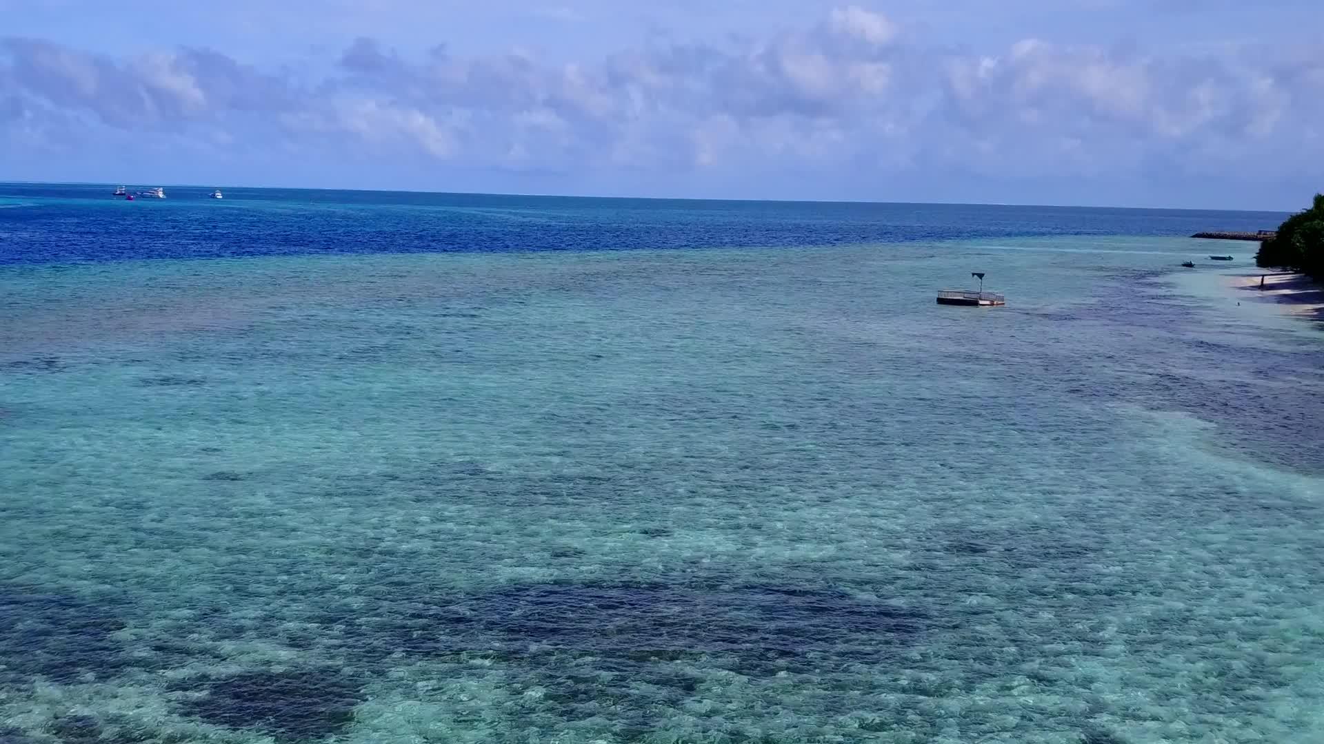 蓝海和白沙背景下的海滩度假胜地假视频的预览图