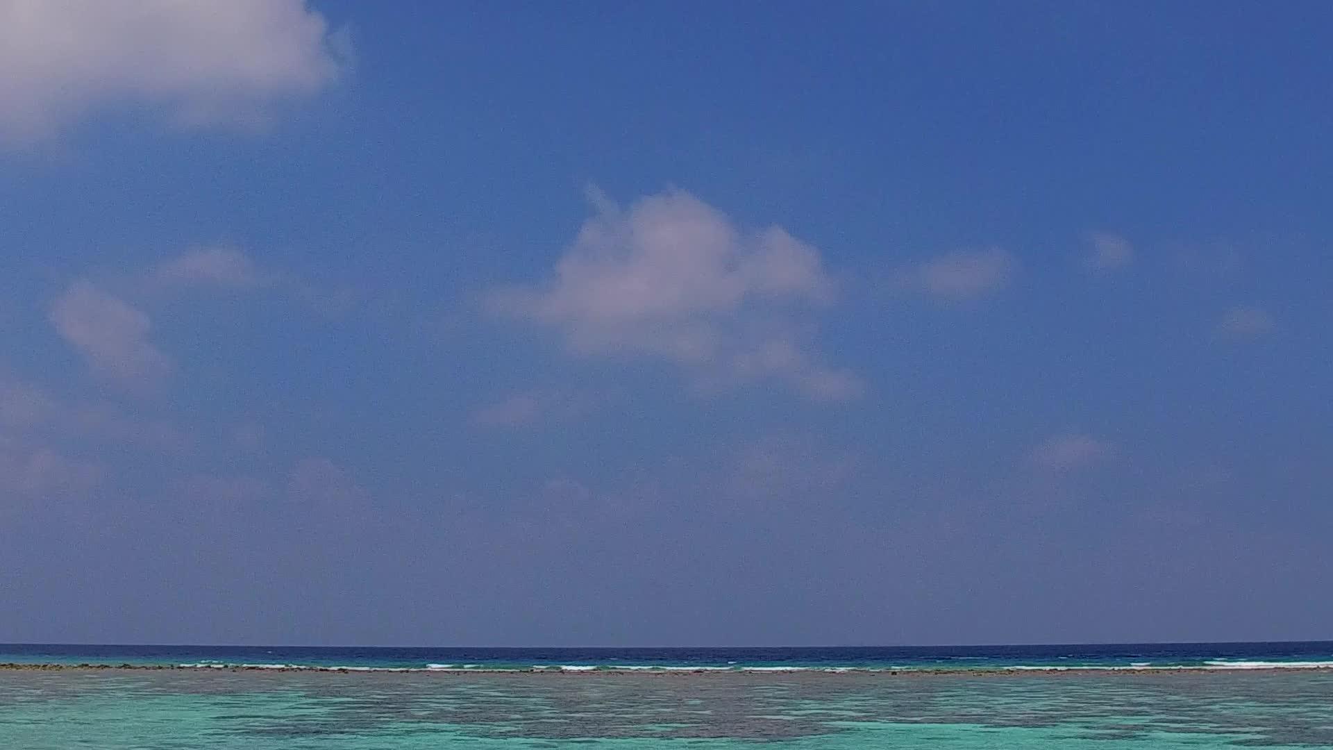 沿着浅海海滩旅行的空海纹理白沙背景视频的预览图