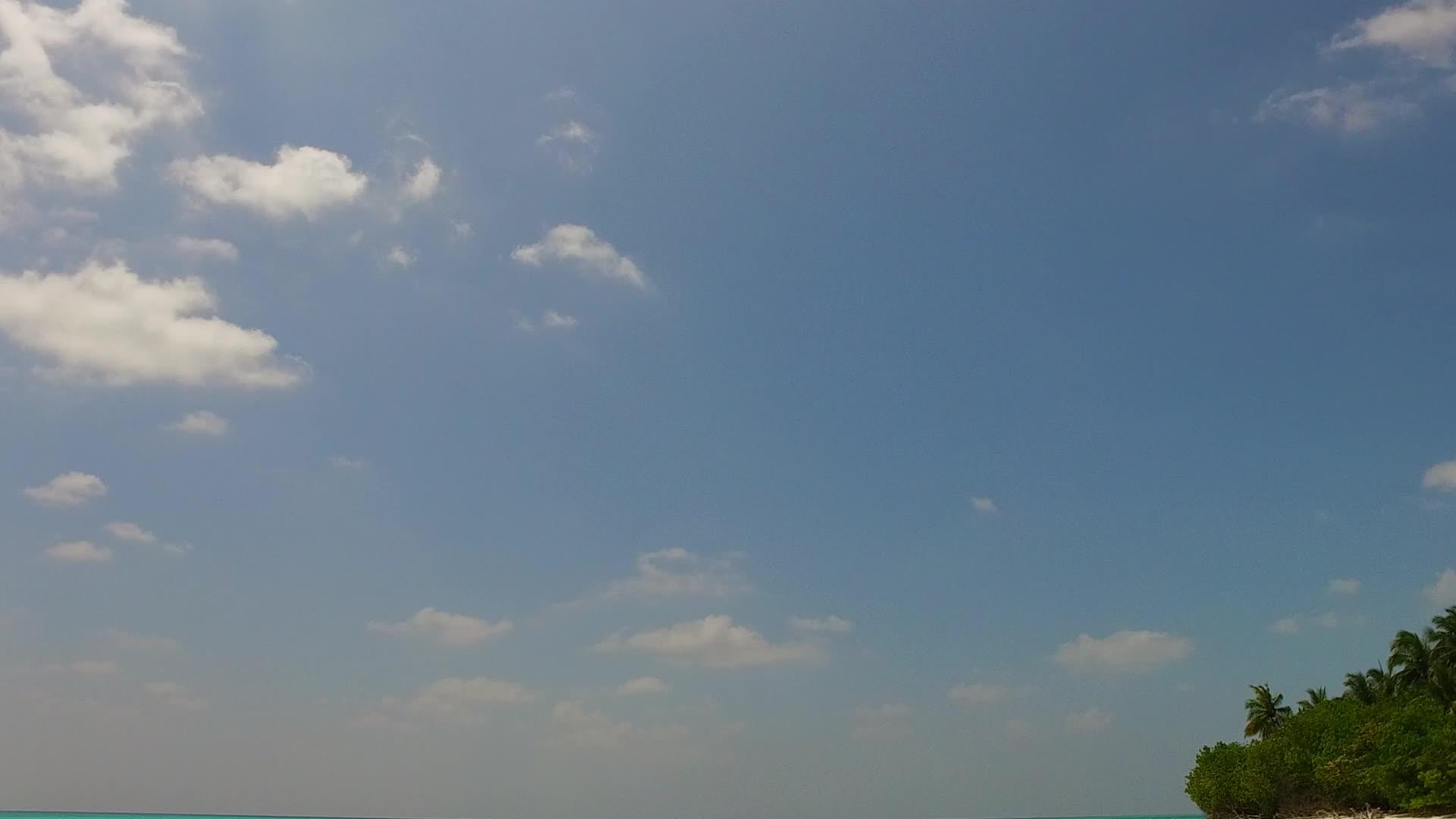 蓝色的海洋和白色的沙滩背景靠近沙滩宁静的海滩度假阳光明媚视频的预览图