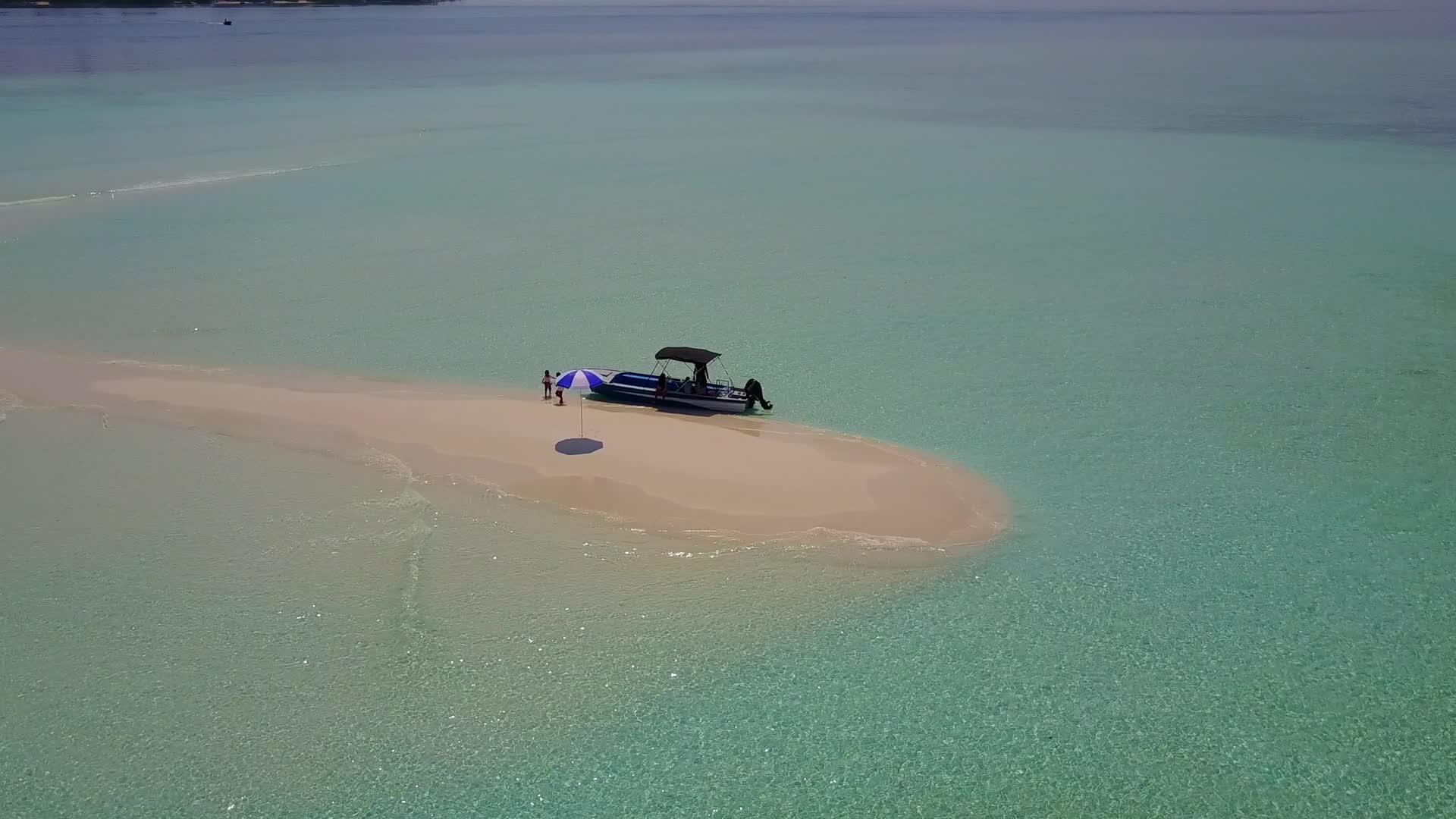 蓝色的海洋和靠近珊瑚礁的白色沙底的背景风景视频的预览图