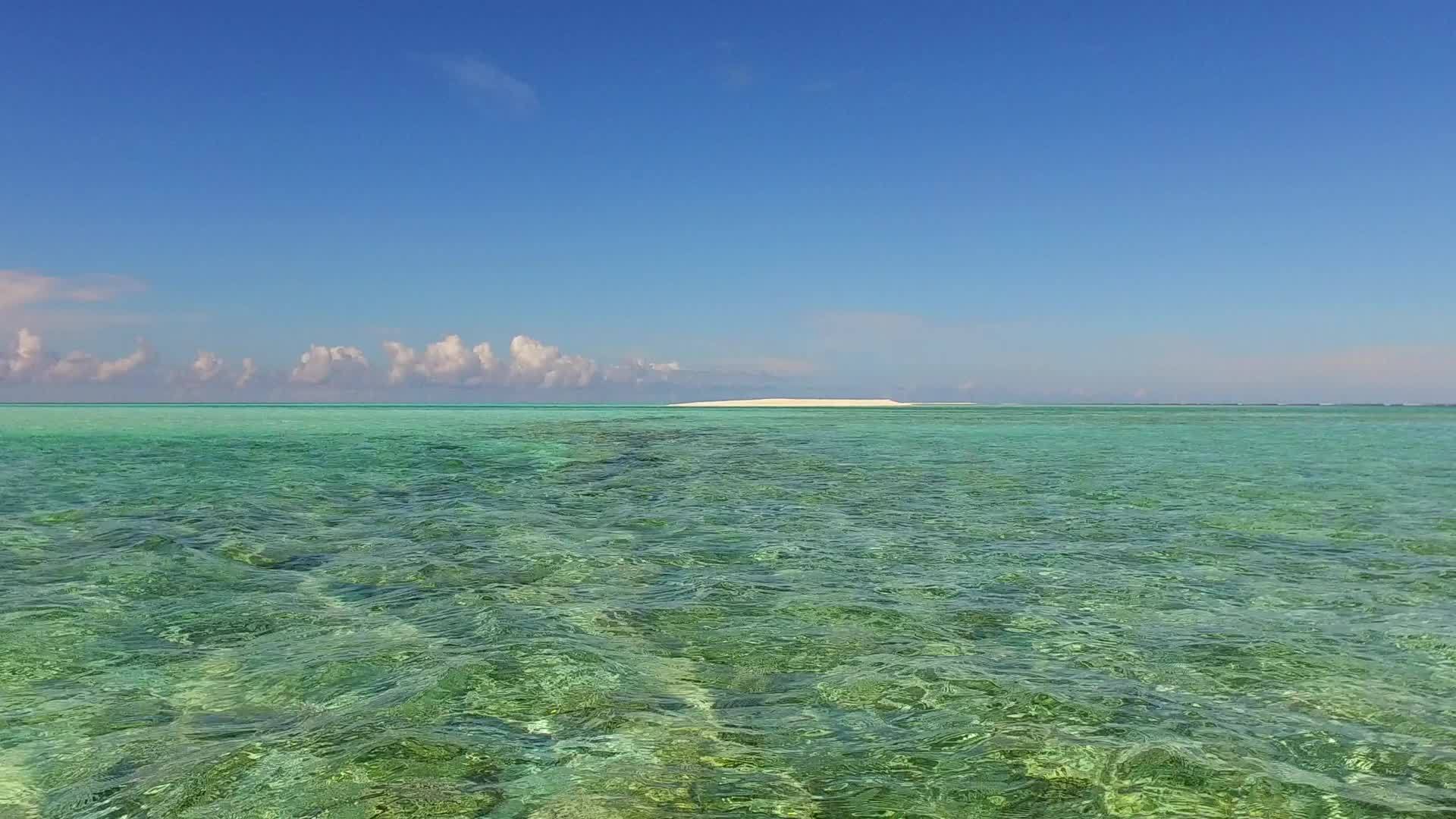 海洋泻湖被水蓝色的海洋和沙洲附近的白色海滩背景复制视频的预览图