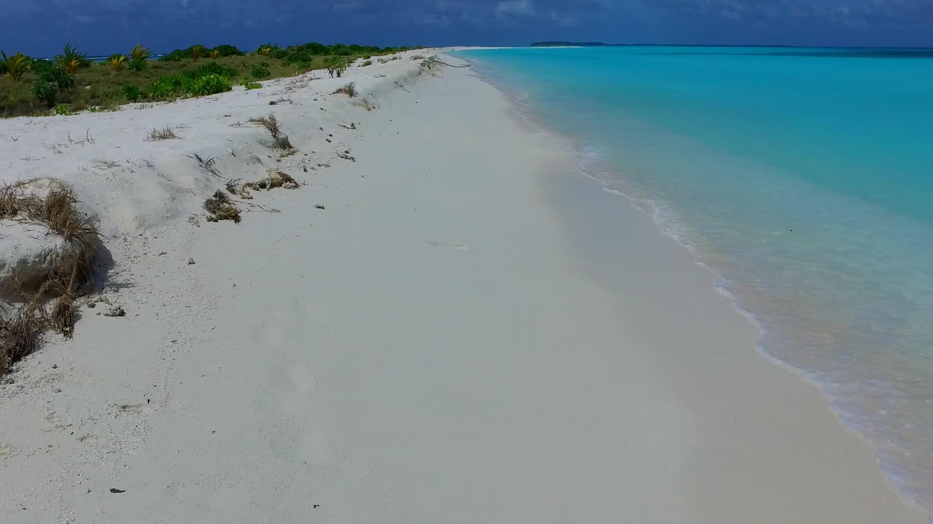 蓝绿绿色环礁湖和接近海浪的白色海滩的背景是美丽的旅游视频的预览图