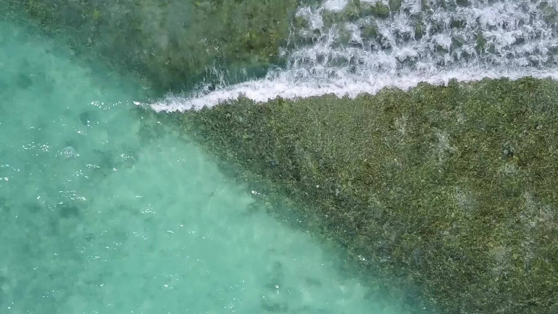 蓝水白沙在沙洲附近视频的预览图