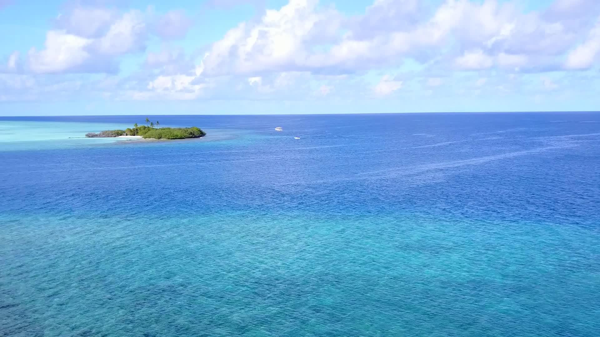 沙洲附近白沙背景的蓝色泻湖完美旅游海滩度假阳光纹理视频的预览图