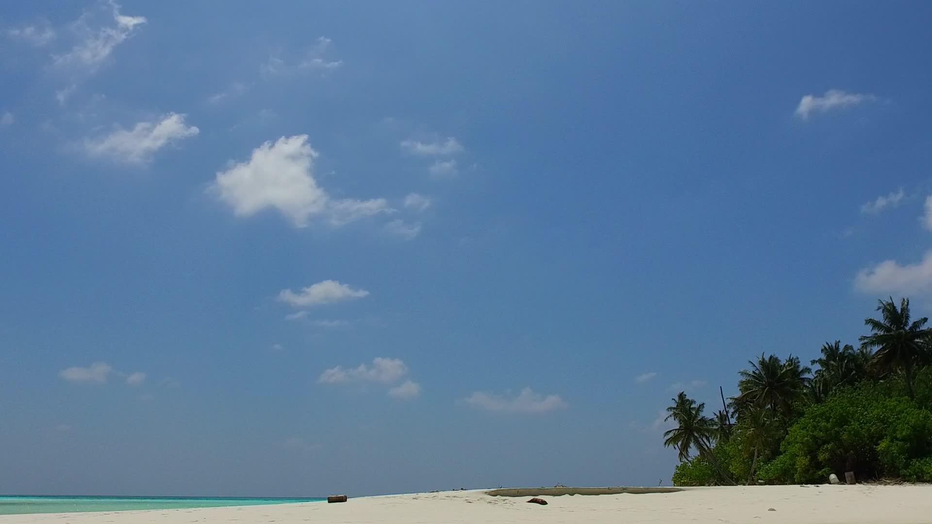 日出后以白沙为背景的蓝海沿着蓝海航行视频的预览图