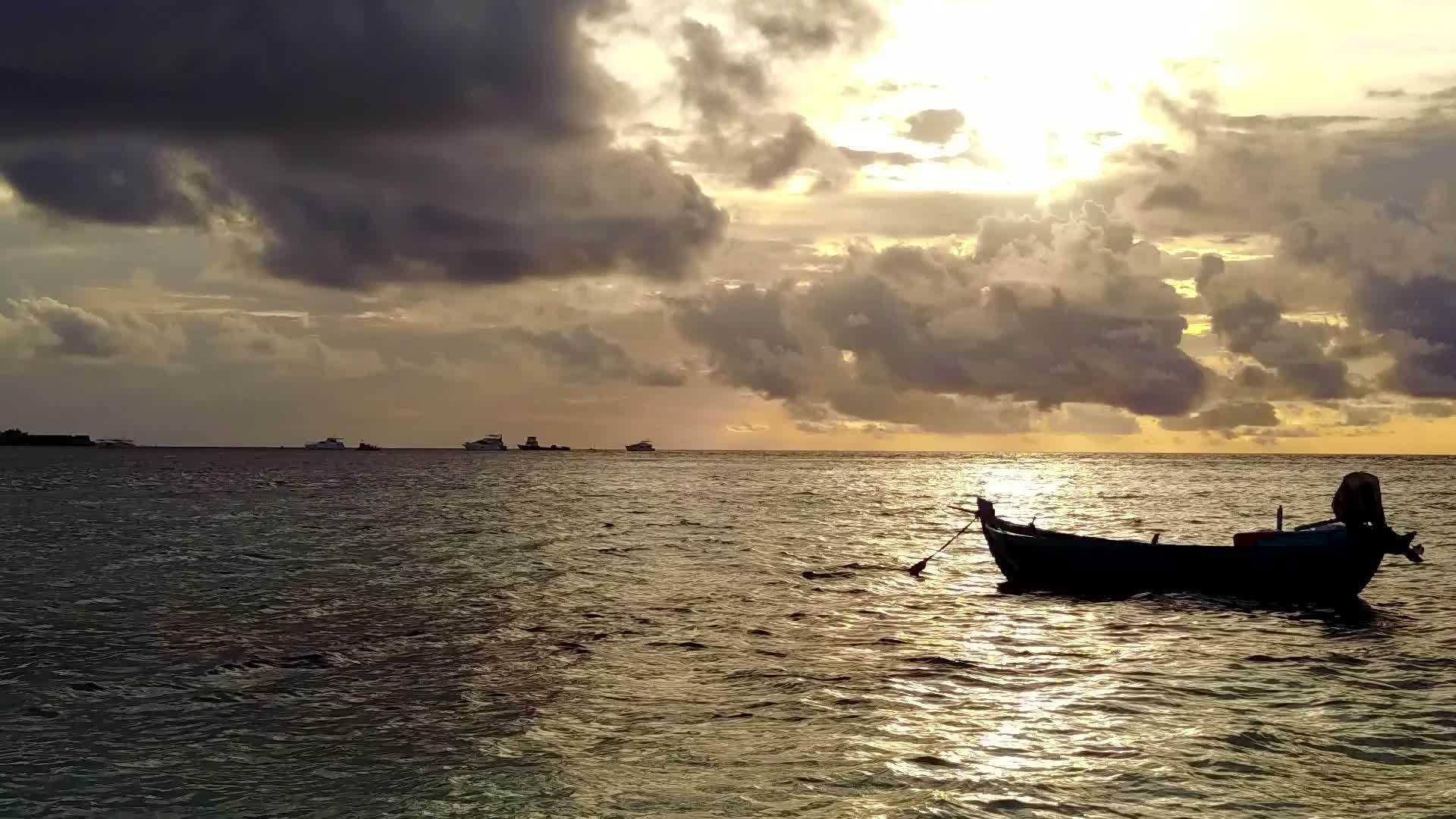 日落前环礁湖透明白色沙滩背景优美视频的预览图