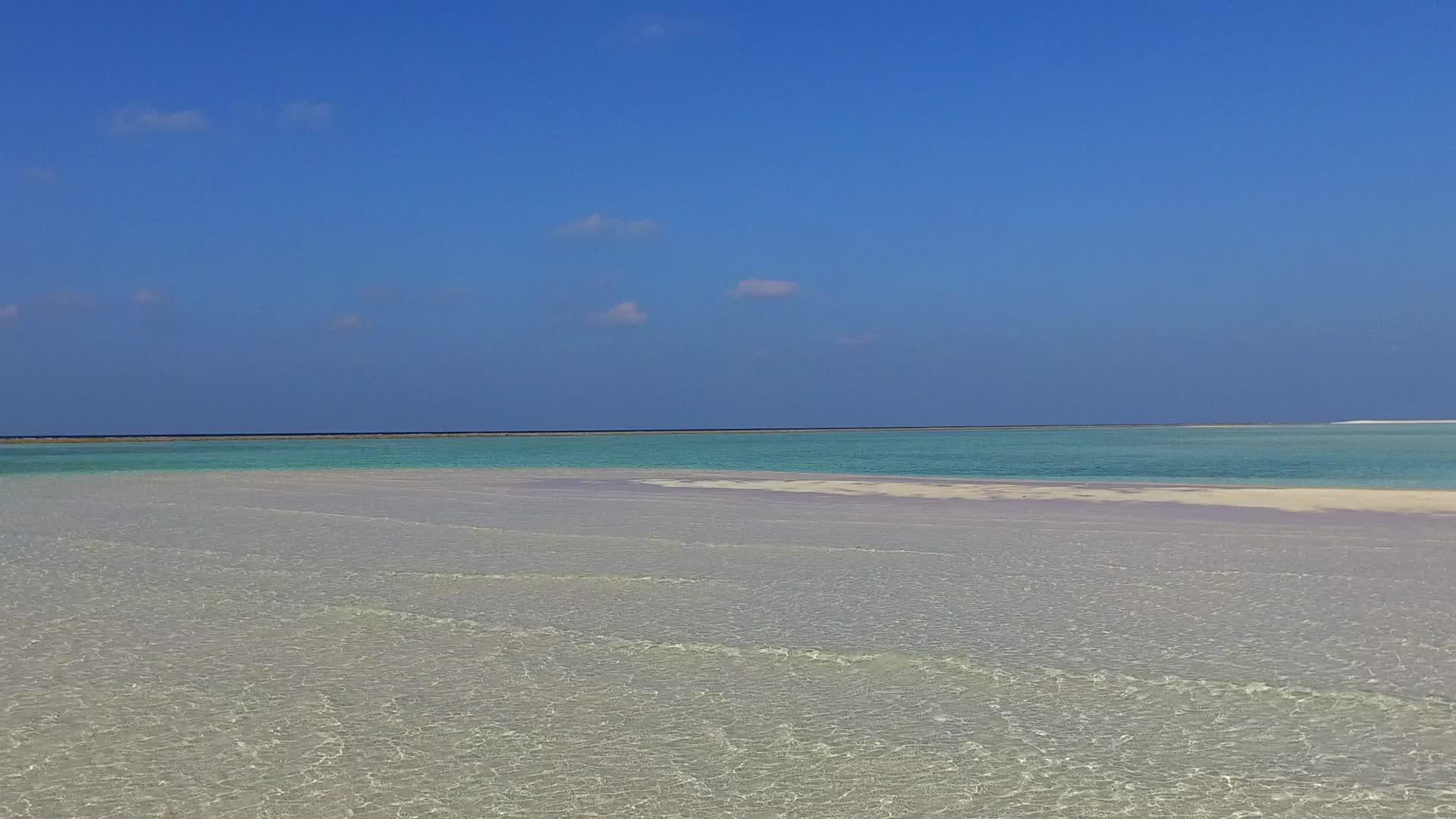白沙背景蓝绿水为度假胜地附近的豪华海湾海滩提供假日视频的预览图