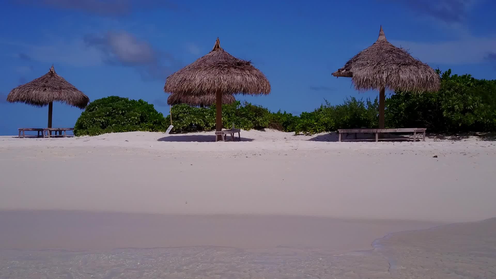 在透明的海面上放松度假胜地珊瑚礁附近有白色的海滩背景视频的预览图