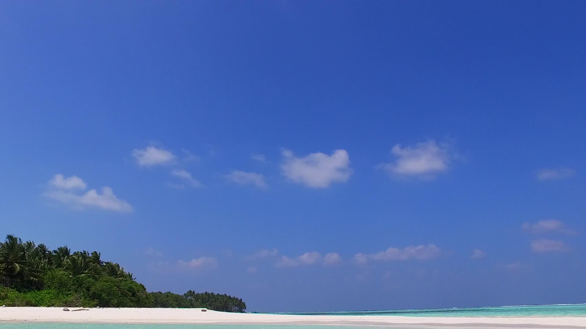 透明的大海和白沙在阳光下的背景放松海滩之旅的阳光视频的预览图