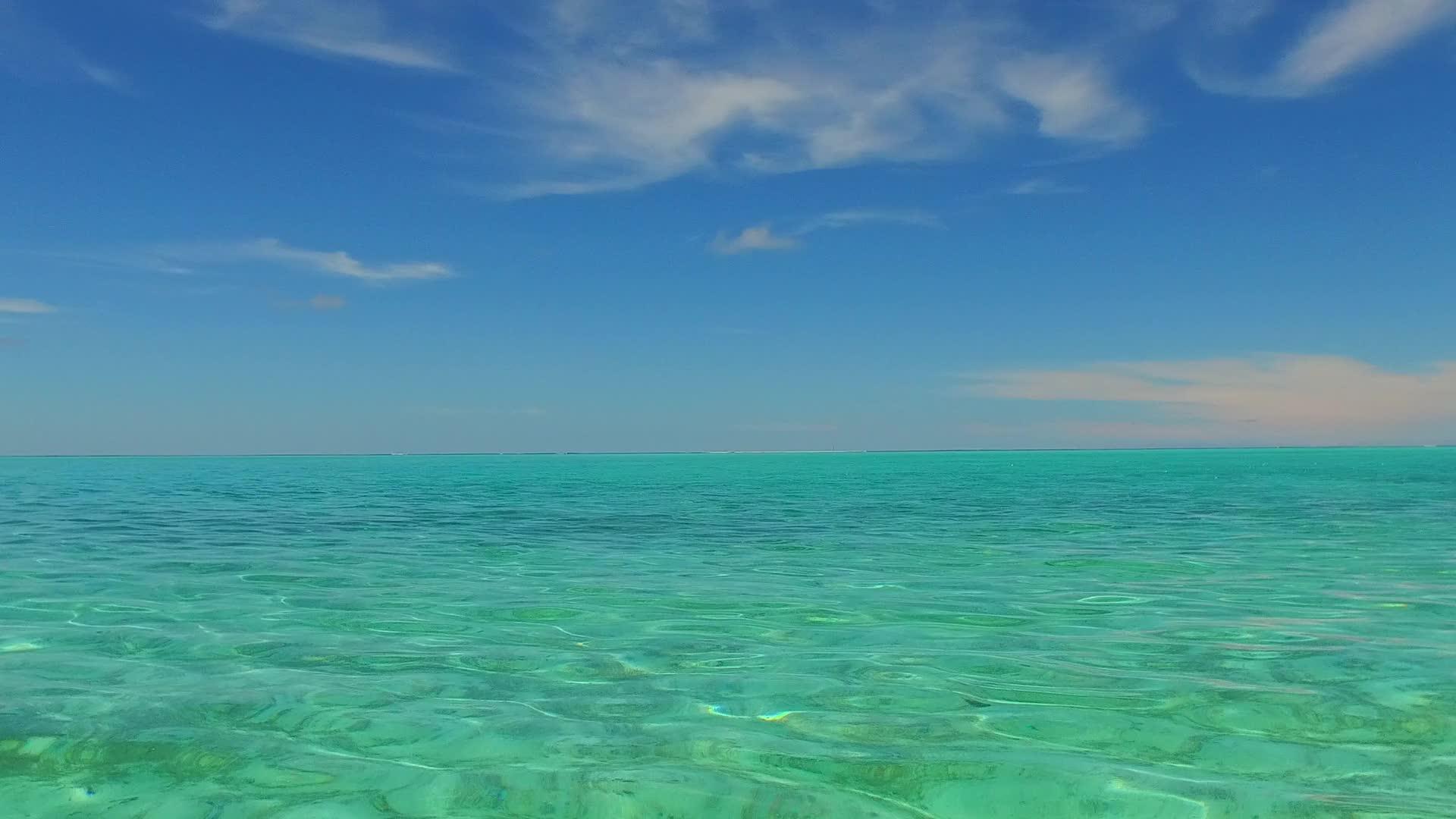 蓝色海滩的生活方式是在阳光下以白色沙滩为背景的蓝色海滩视频的预览图