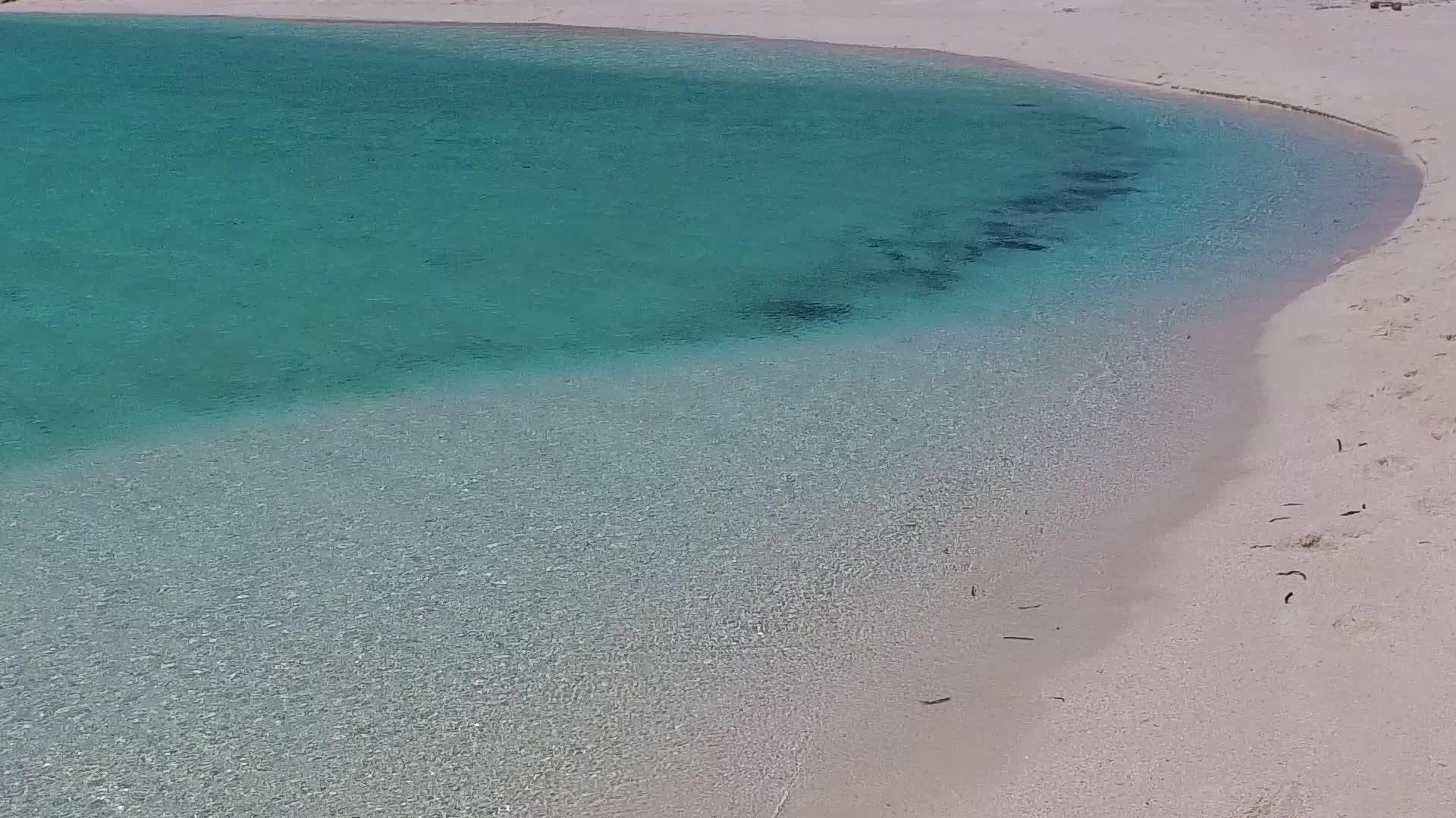 海和海滩附近的白色沙土视频的预览图