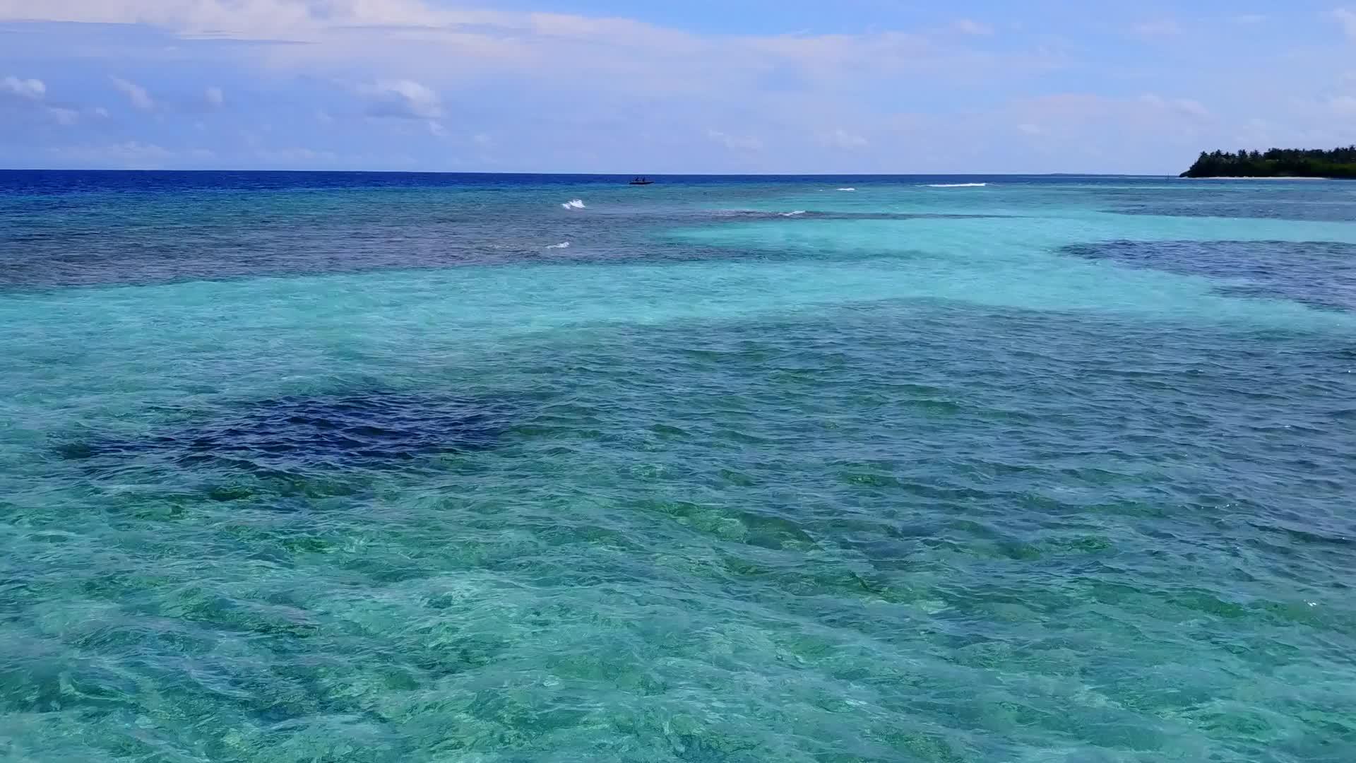 在冲浪附近有白色的海滩背景水蓝色的海洋宁静的泻湖海滩之旅视频的预览图